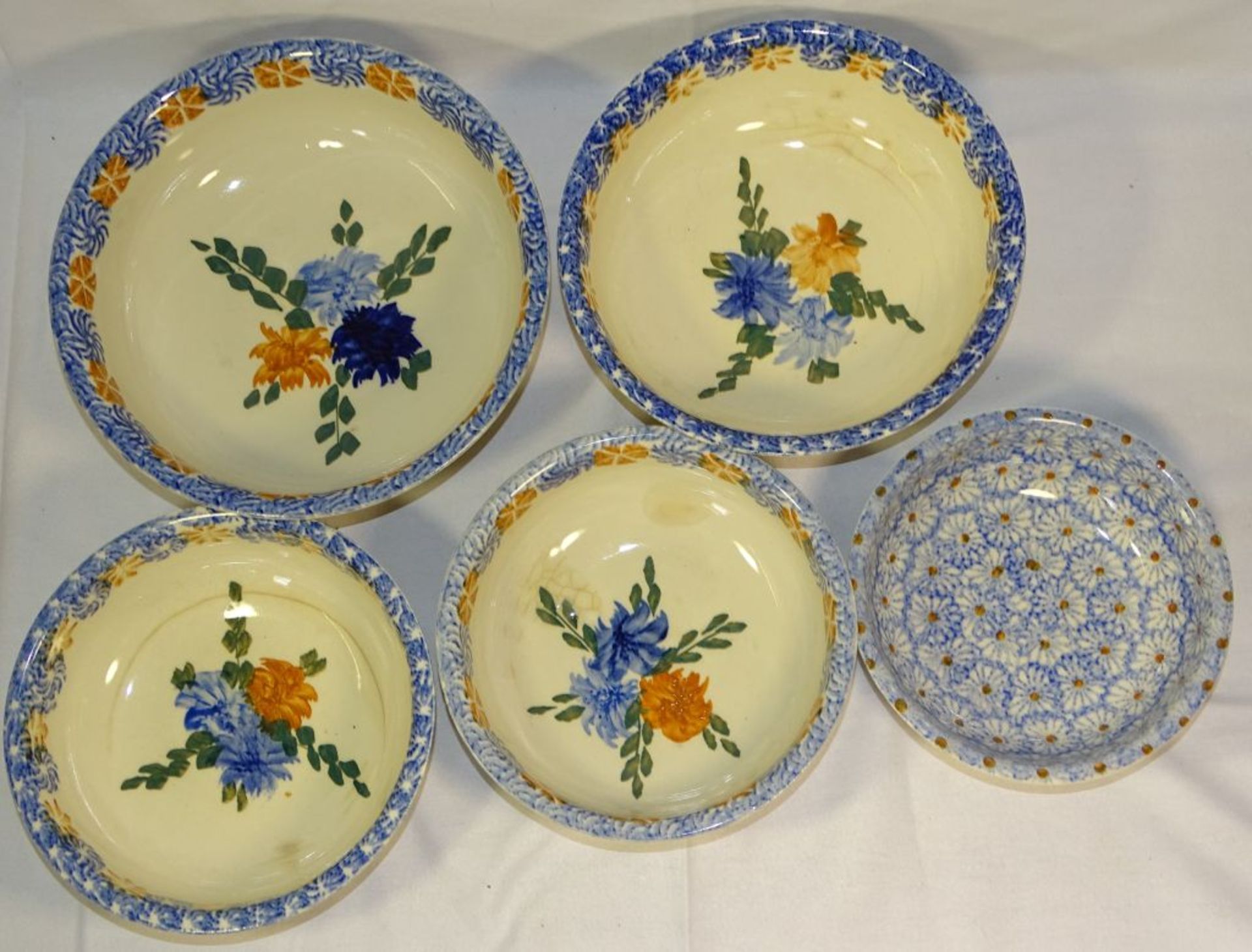 5x Bunzlau Schüsseln,florales Dekor,im Boden gemarkt,Gr. H-8,0cm,d-25cm,Chip am Rand ,einmal Altris- - Bild 2 aus 4