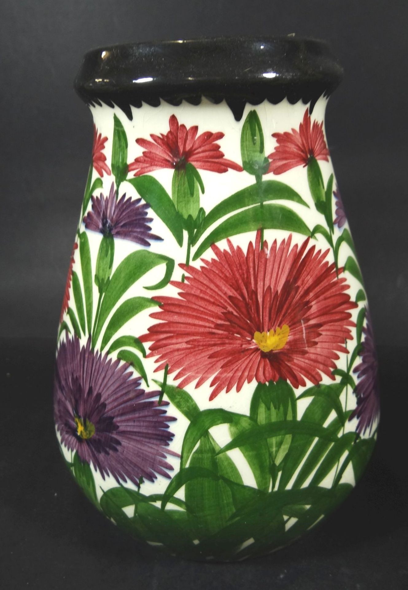 Vase mit Blumenmalerei "Elmshorn" Handmalerei, H-18 cm- - -22.61 % buyer's premium on the hammer