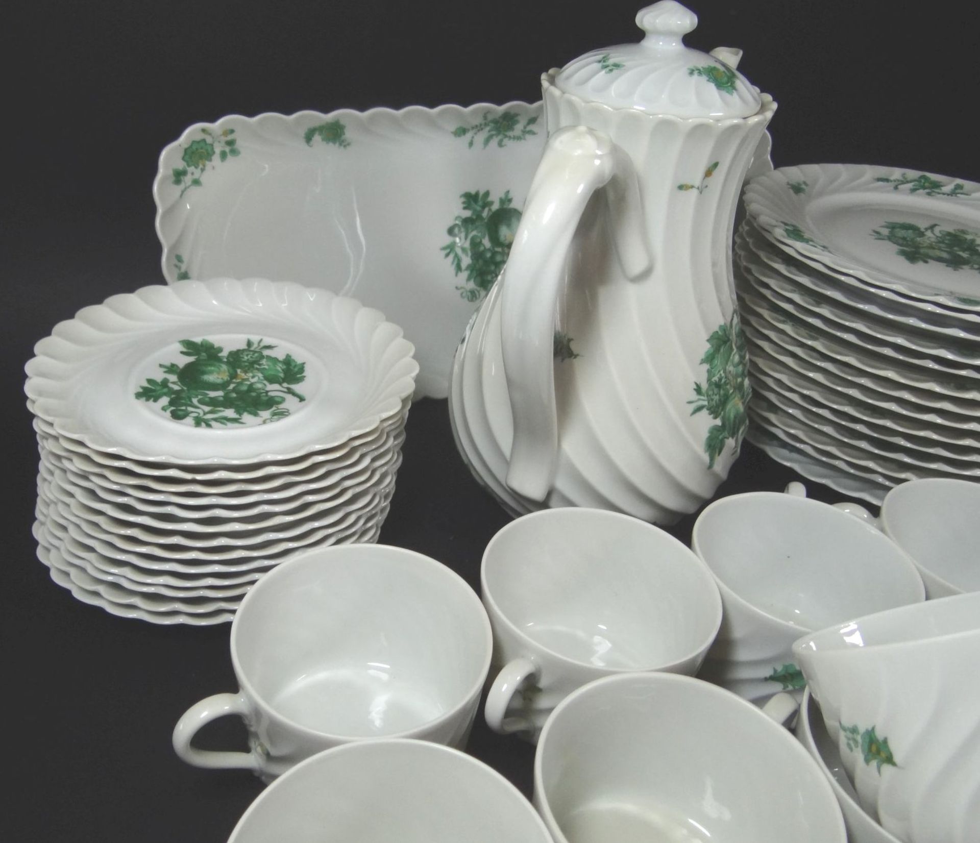 umfangreiches Kaffeeservice Haviland-Limoges" grünes Früchtedekor, zus. 43 Teile, Kaffeekern und - Bild 3 aus 10