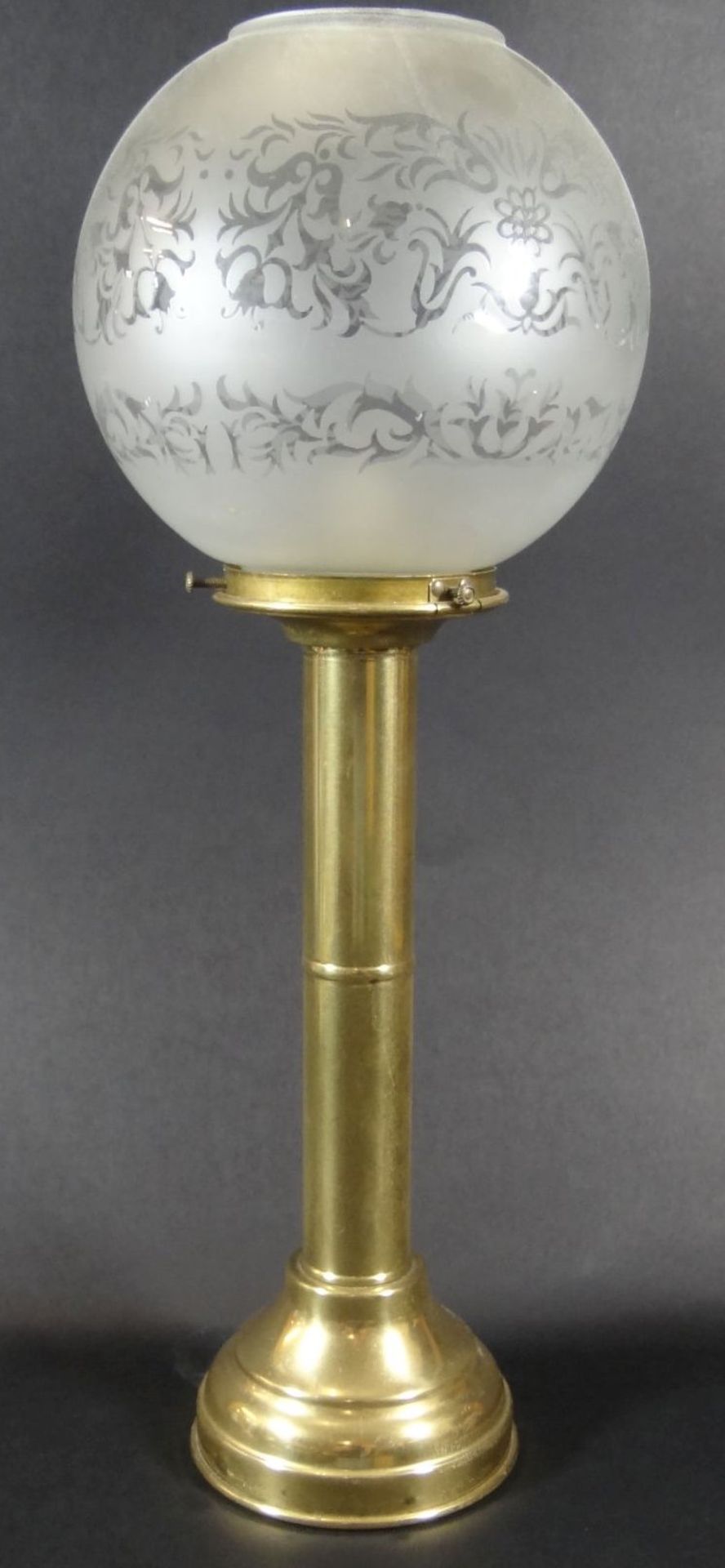 schwerer Messing-Kerzenhalter mit Glaskuppel, H-38 cm- - -22.61 % buyer's premium on the hammer