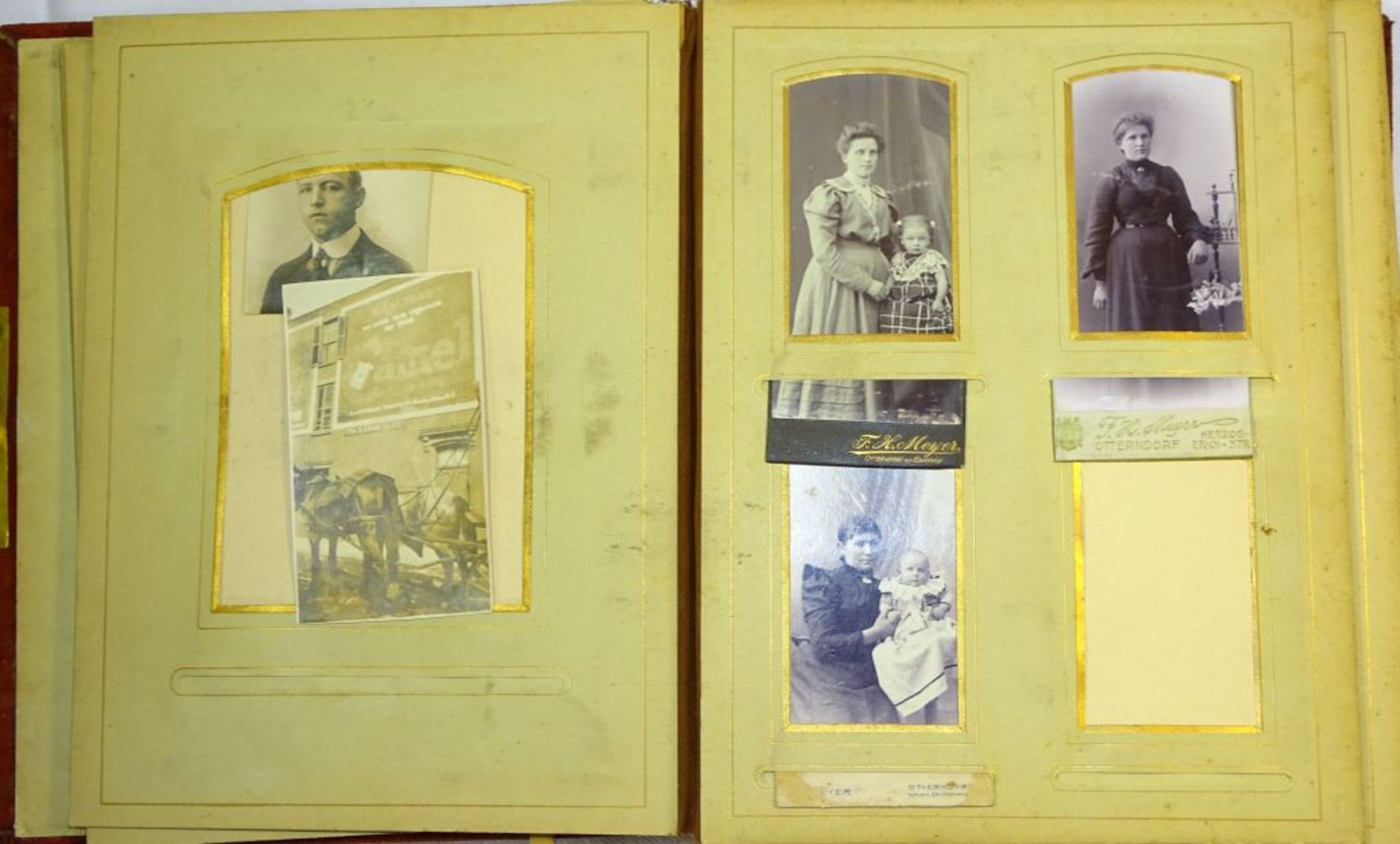 Altes Fotoalbum mit div. Familienfotos,schlechter Erhaltungszustand,Samt Einband- - -22.61 % buyer's - Bild 3 aus 7