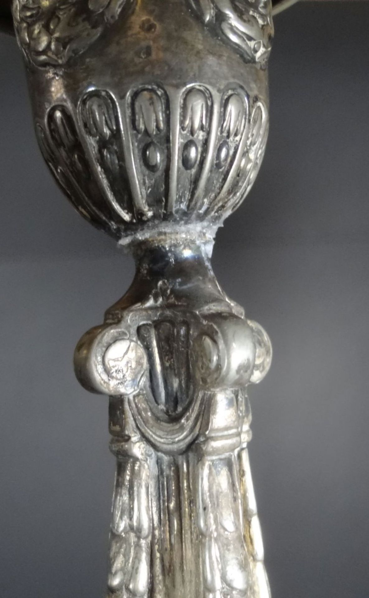 Paar hohe Jugendstil-Leuchter, Silberzinn, je 5-flammig, 1x Mitteltülle geklebt, gemarkt CLD (wohl - Bild 4 aus 6
