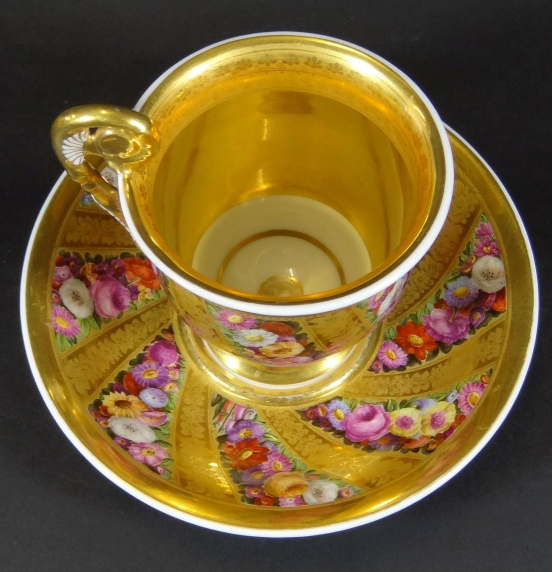 grosse Tasse mit U.T. um 1840, Goldstaffage und feine , gut erhalten Blumenmalerei, H-12 cm, D-17 - Bild 10 aus 10