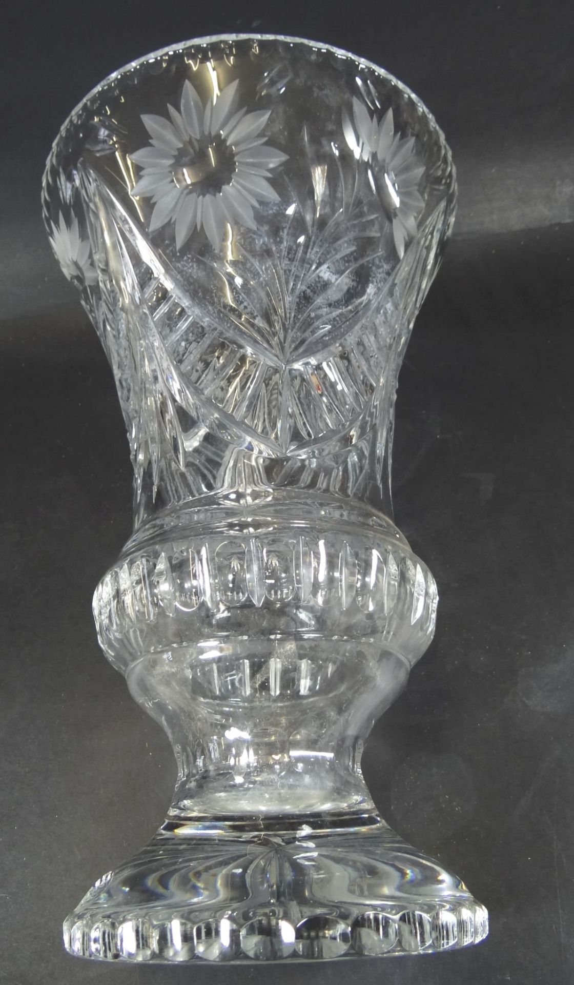 grosse Kristall-Vase auf Stand, Blumenschliff,, H-31 cm, D-20 cm- - -22.61 % buyer's premium on - Bild 6 aus 6