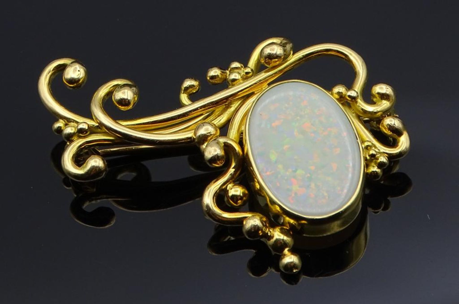 Massive 750er GG Brosche mit einen Opal Cabochon, 13,4gr., 4,6x3,2cm,WBW von 2011:3492 Euro- - -22.