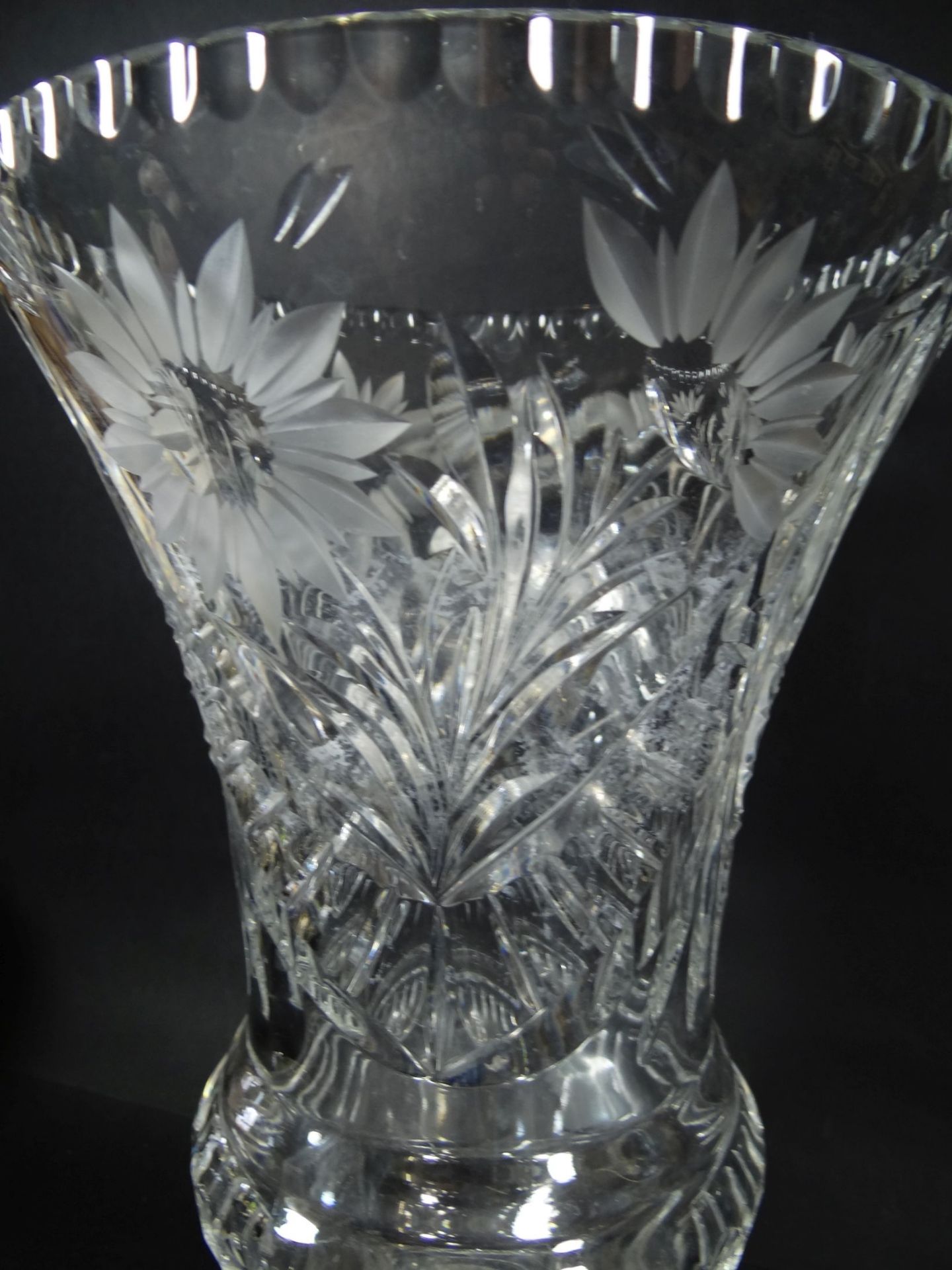 grosse Kristall-Vase auf Stand, Blumenschliff,, H-31 cm, D-20 cm- - -22.61 % buyer's premium on - Bild 3 aus 6