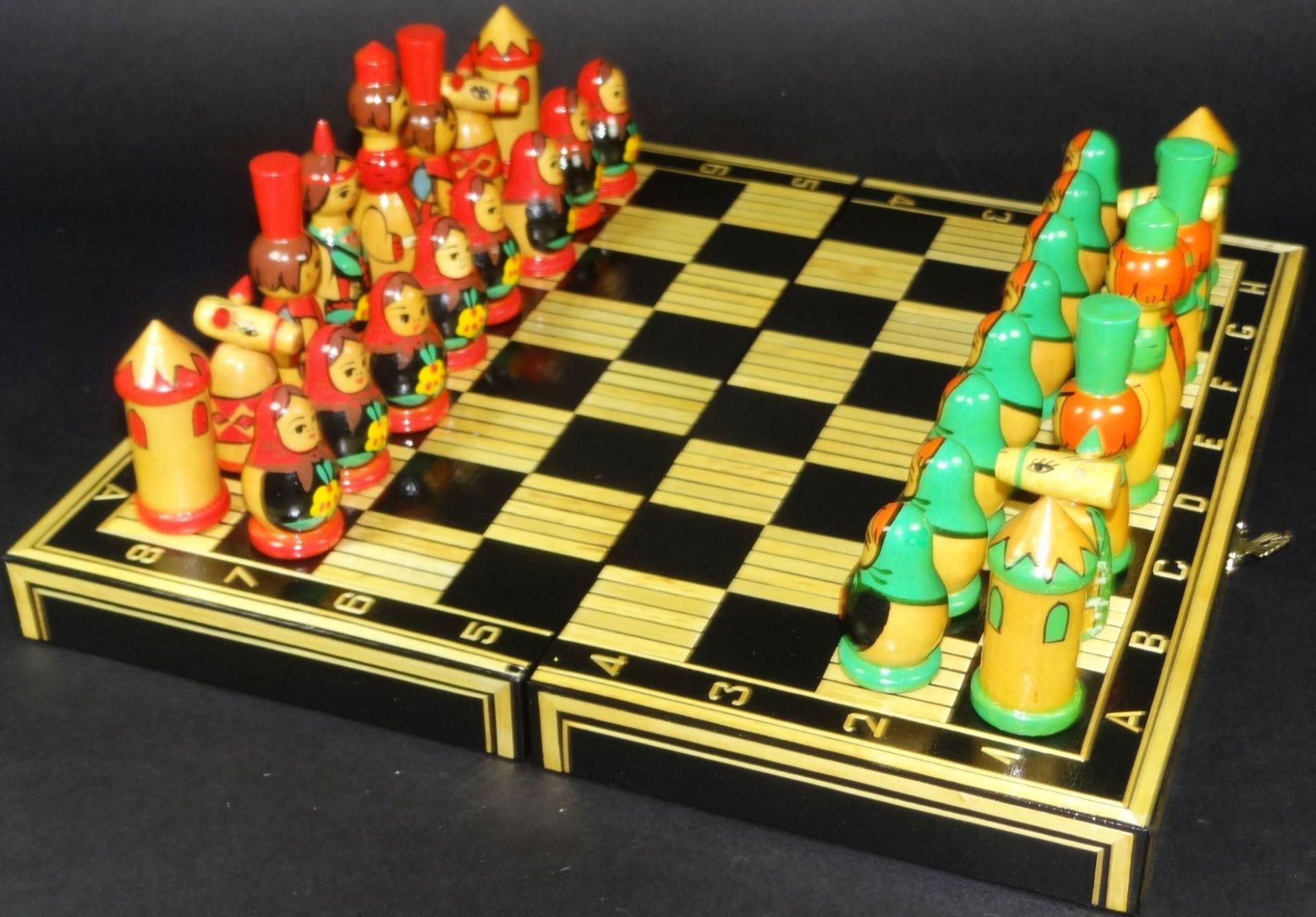 russisches Schach mit 32 Babuschka-Figuren, kompl., ein kl. Ohr fehlt, H-König 8 cm,- - -22.61 %