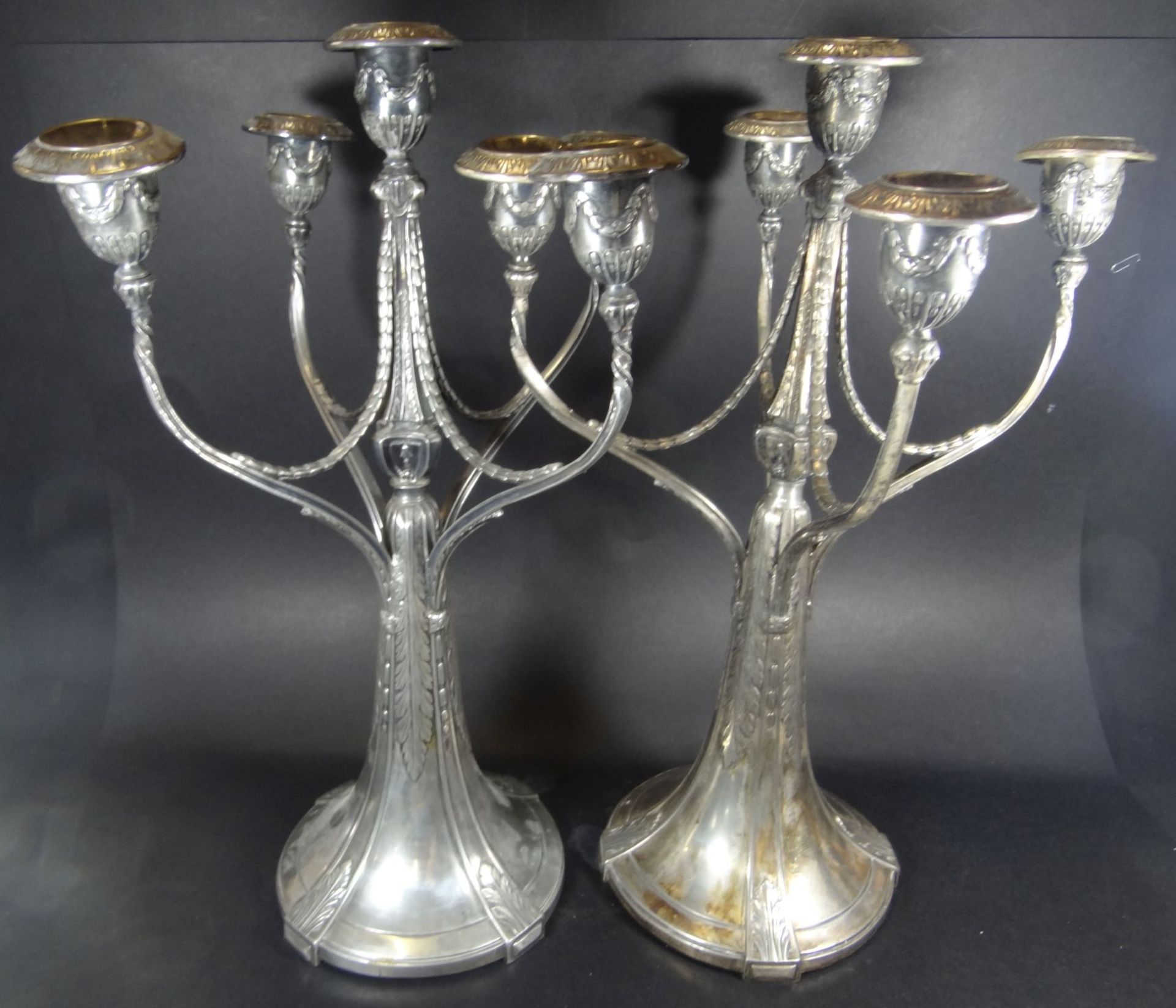 Paar hohe Jugendstil-Leuchter, Silberzinn, je 5-flammig, 1x Mitteltülle geklebt, gemarkt CLD (wohl