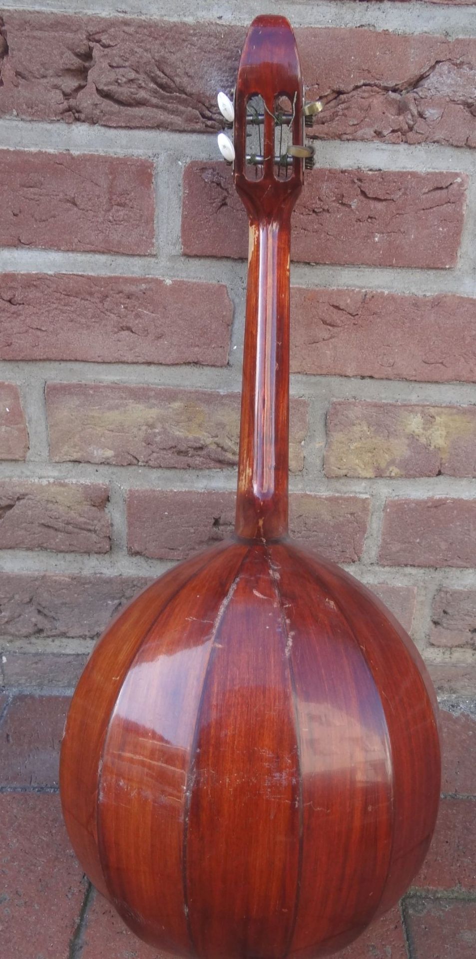 4 saitiges Zupf-Instrument, Laute?, Alters-u. Gebrauchsspuren, L-59 cm- - -22.61 % buyer's premium - Bild 6 aus 6