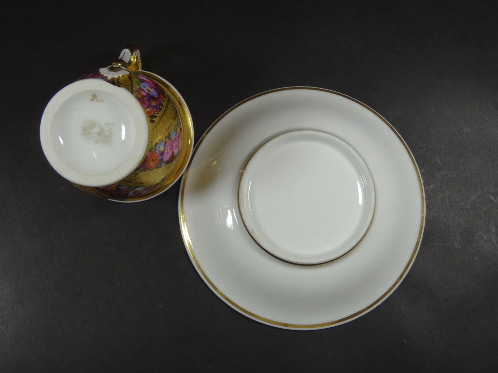 grosse Tasse mit U.T. um 1840, Goldstaffage und feine , gut erhalten Blumenmalerei, H-12 cm, D-17 - Bild 7 aus 10