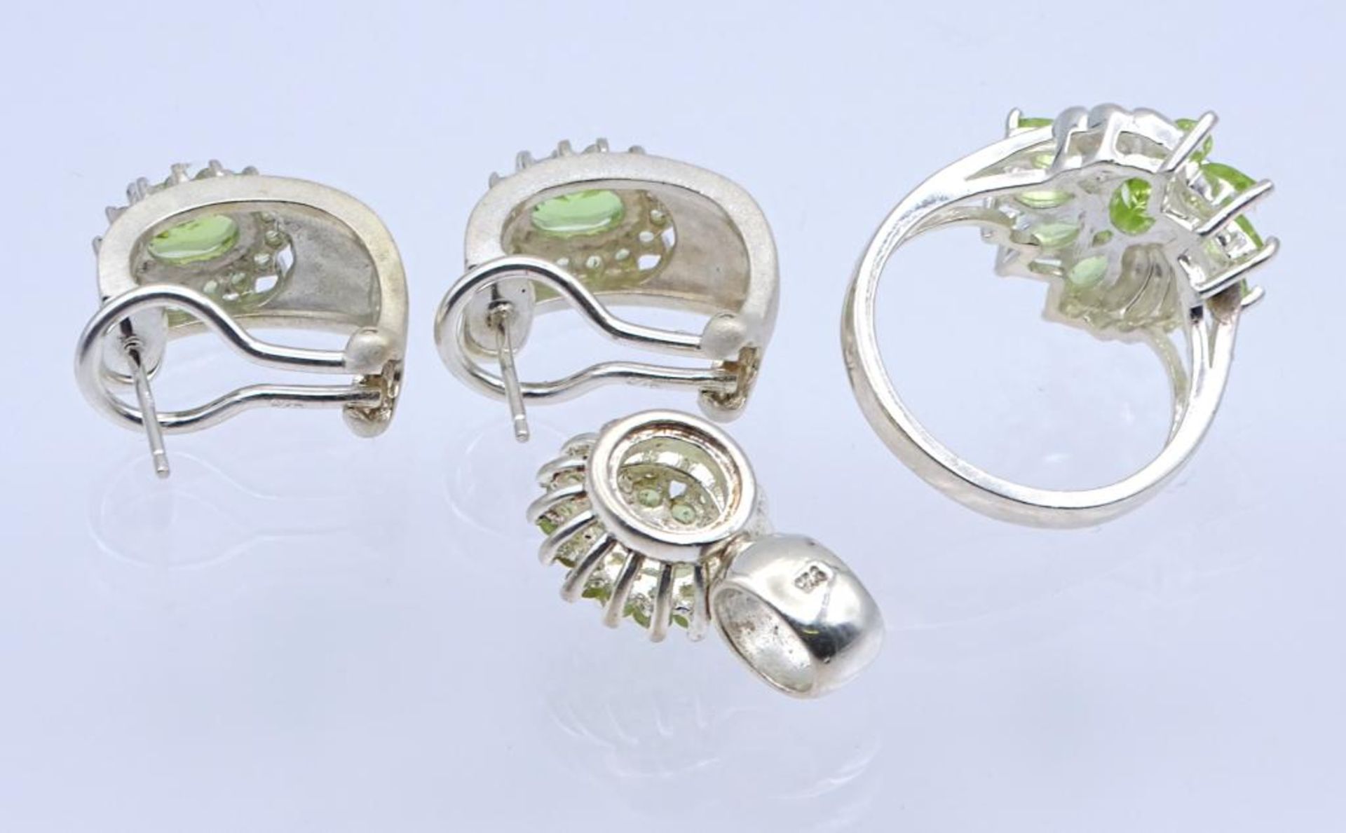 Schmuck Set,Sterling Silber 925/000 mit Peridot Besatz,Ohrclips,Anhänger und Ring,ges.Gew.17gr., - Bild 3 aus 3