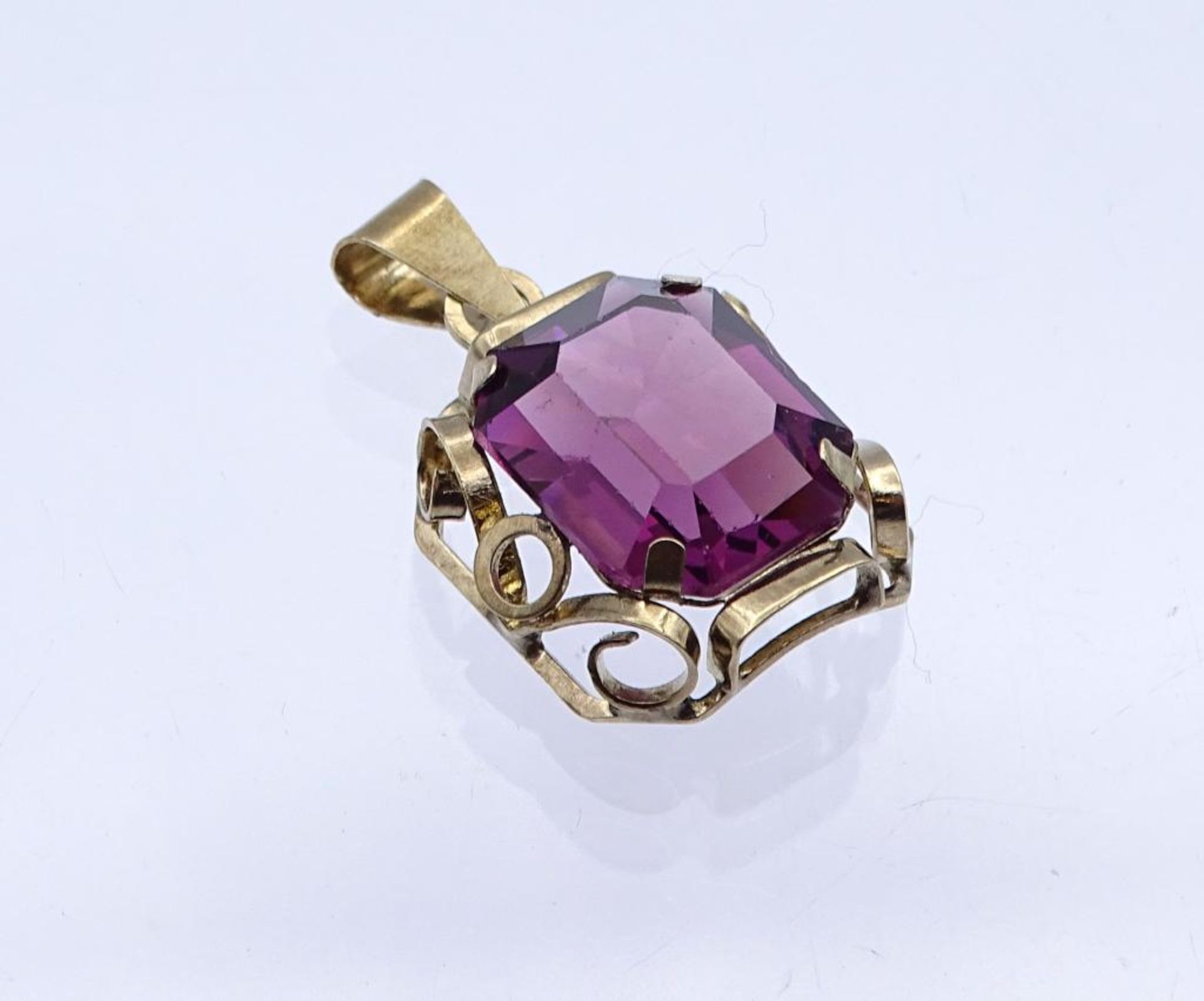 Gold Anhänger mit einen facettierten violetten Farbstein, L- 2,4cm, 2,0gr- - -22.61 % buyer's