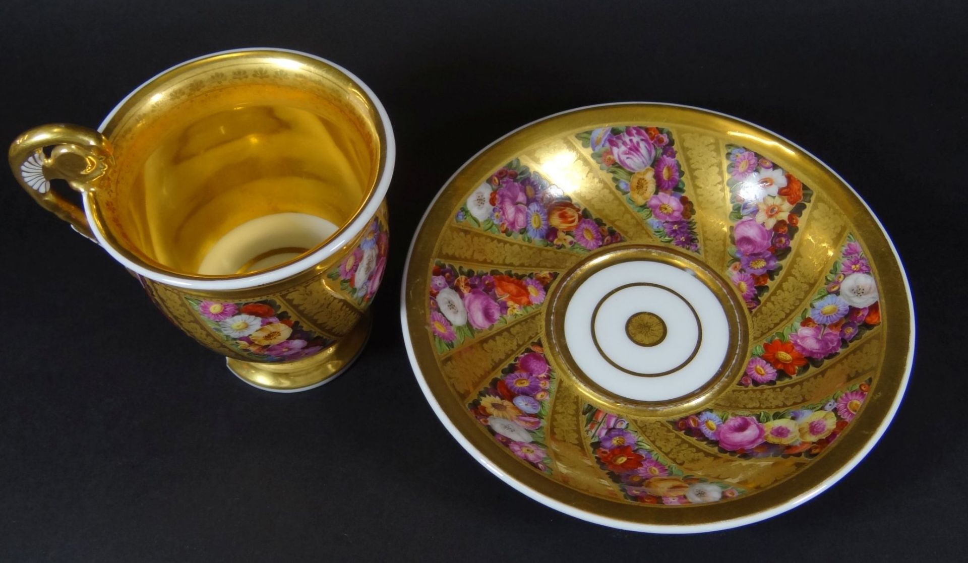 grosse Tasse mit U.T. um 1840, Goldstaffage und feine , gut erhalten Blumenmalerei, H-12 cm, D-17 - Bild 4 aus 10