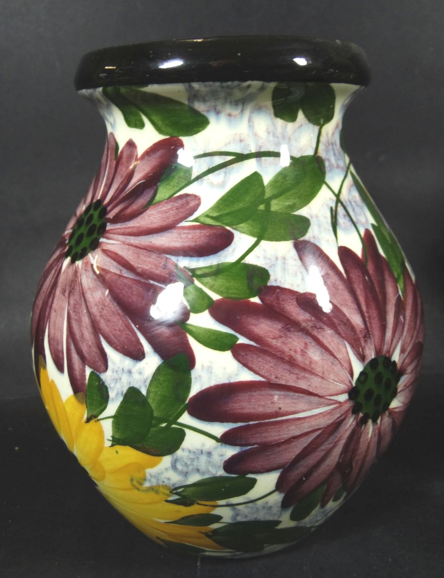 Vase mit floralen Dekor "Elmshorn" Handmalerei, H-17 cm- - -22.61 % buyer's premium on the hammer