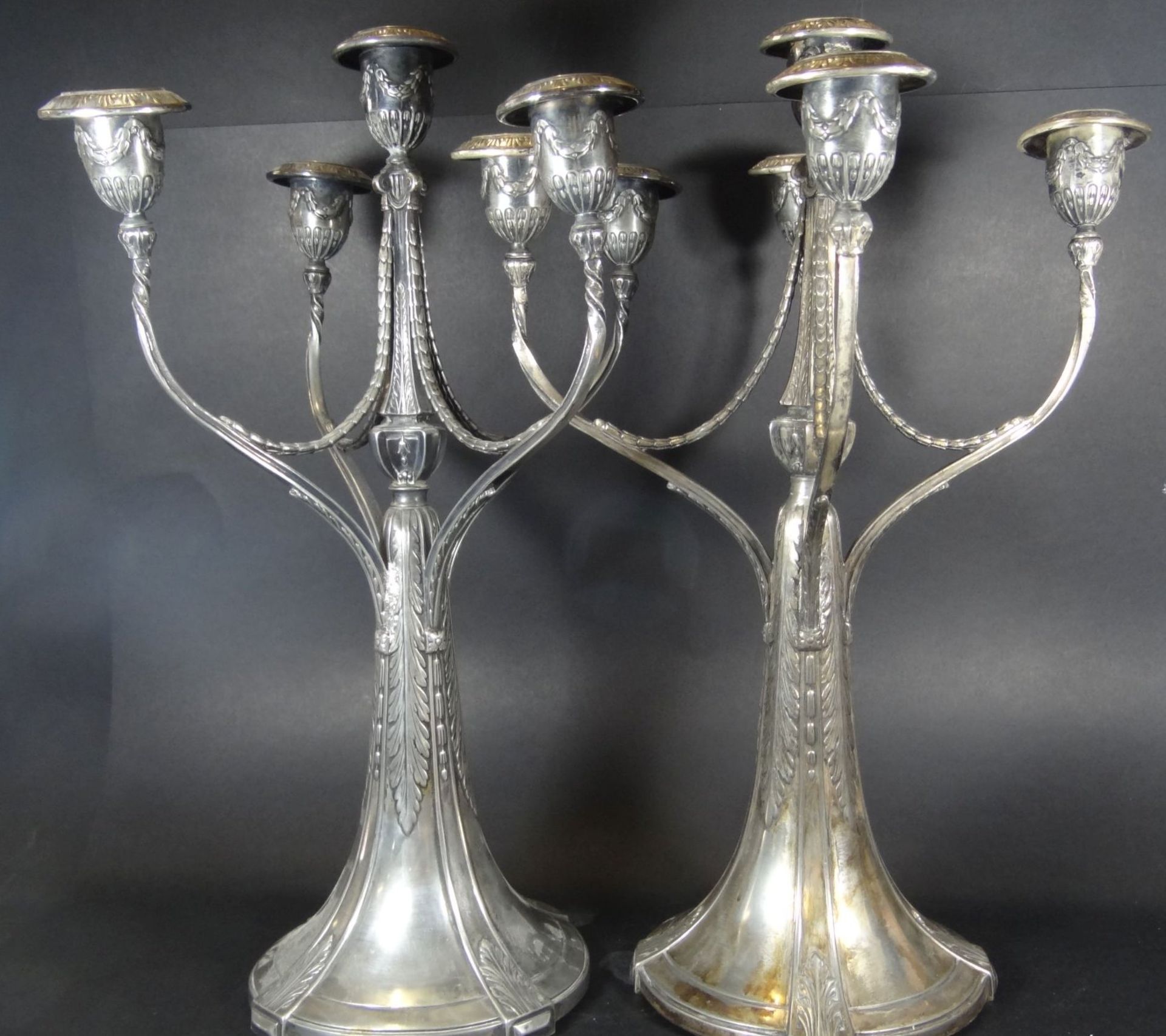 Paar hohe Jugendstil-Leuchter, Silberzinn, je 5-flammig, 1x Mitteltülle geklebt, gemarkt CLD (wohl - Bild 2 aus 6