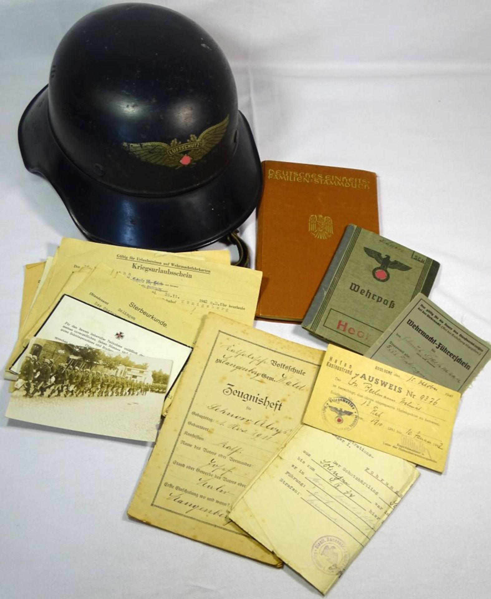 Dokumenten Nachlass, 2. WK, + Luftschutzstahlhelm, mit Hoheitszeichen,Familien Stammbuch, - Image 2 of 10