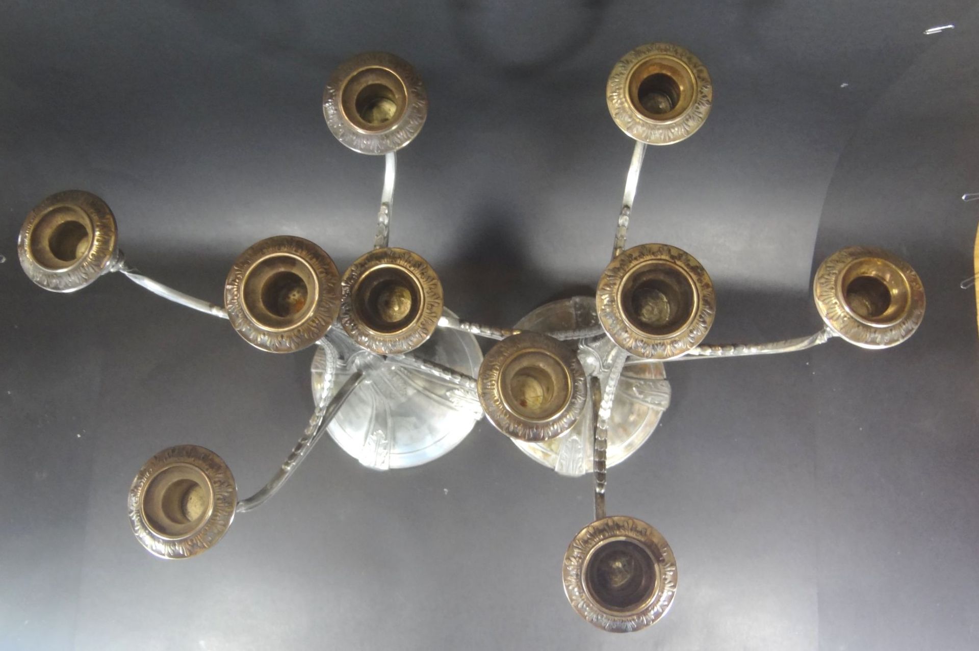 Paar hohe Jugendstil-Leuchter, Silberzinn, je 5-flammig, 1x Mitteltülle geklebt, gemarkt CLD (wohl - Bild 6 aus 6