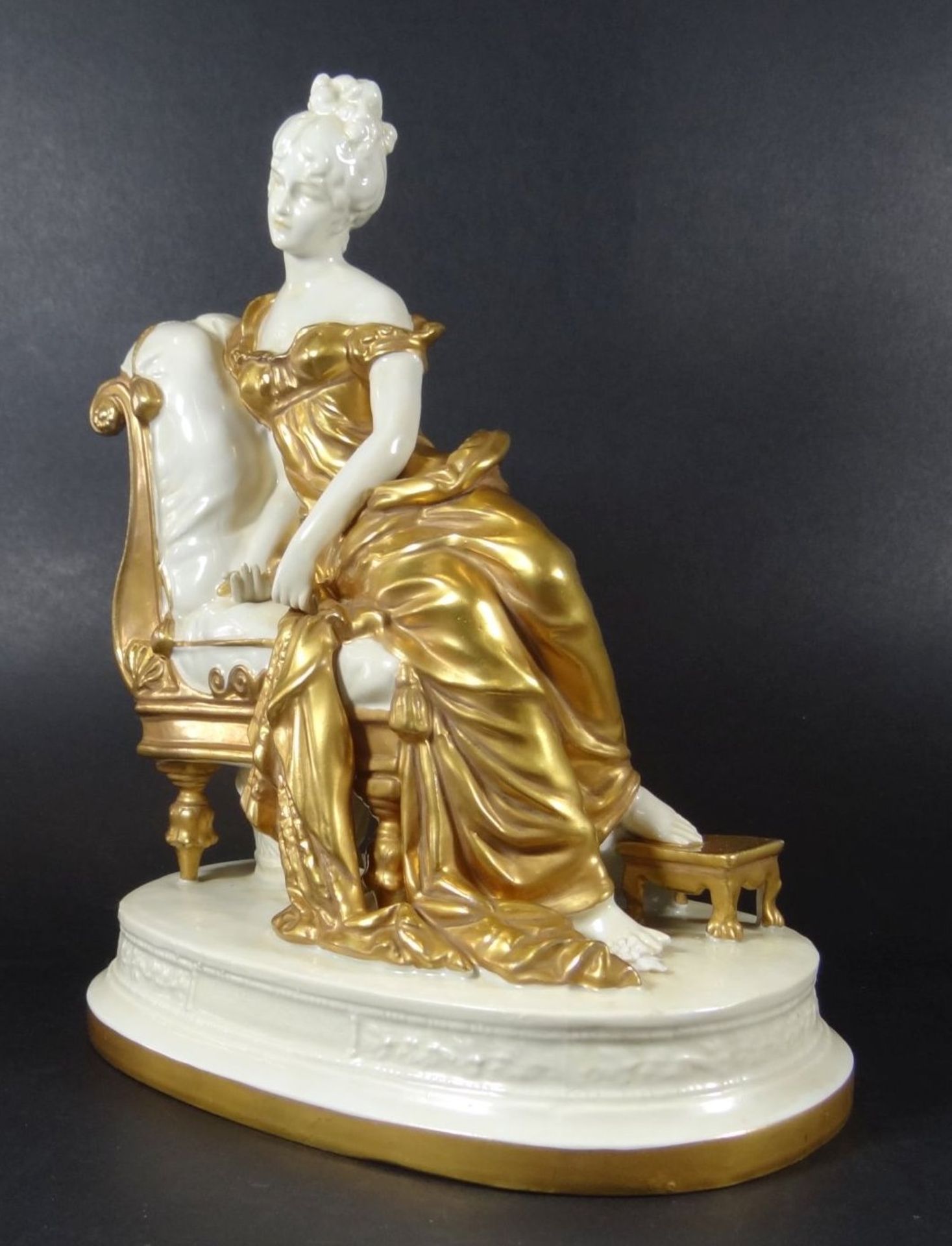 grosse Figur, Frau auf Recamier, Goldstaffage, Blaumarke, wohl Neapel, H-23 cm, B-19 cm- - -22. - Bild 6 aus 8