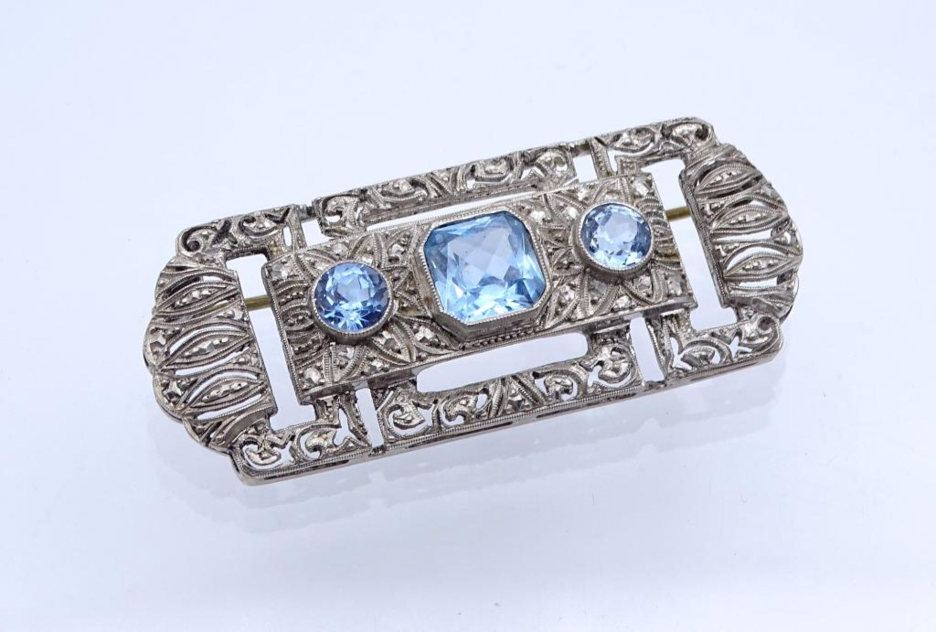 Art Deco Brosche mit hellblauen facettierten Steinen, Silber 935/000, 5,2cm,b-2,1mm, 9,95gr.- - -