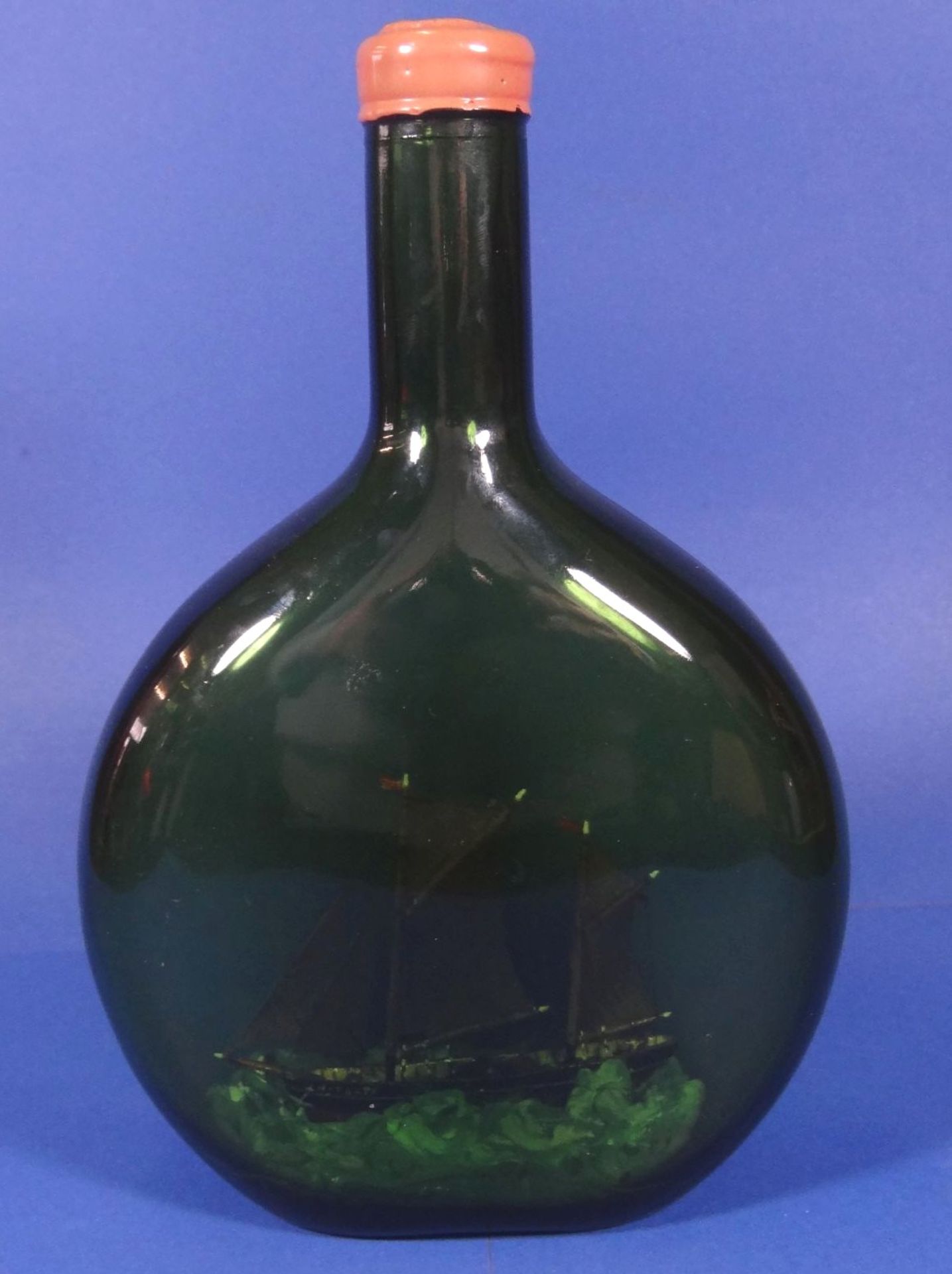 grüne Boxbeutelflasche mit Segelschiff "Astarte", H-21 c- - -22.61 % buyer's premium on the hammer - Bild 2 aus 6