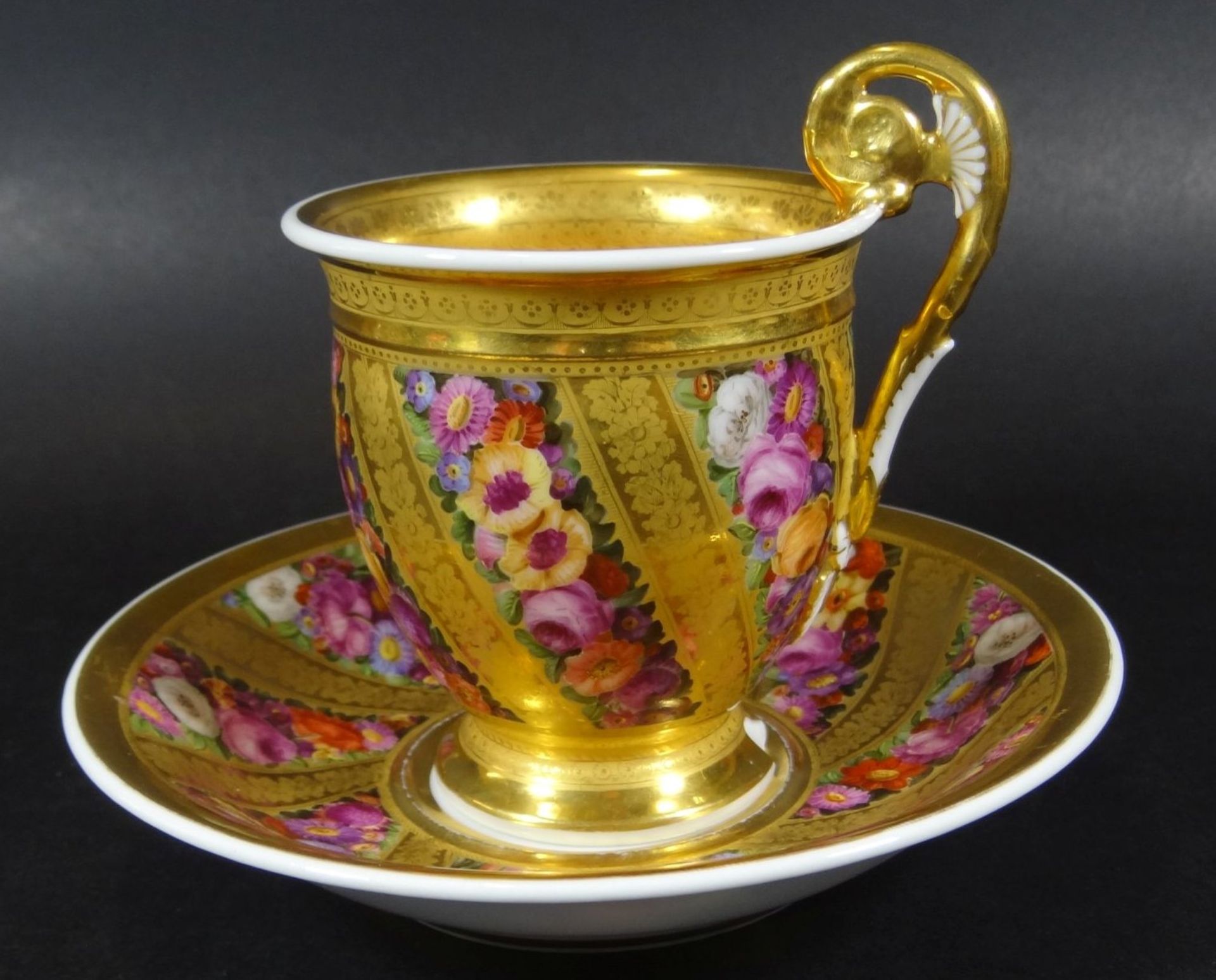 grosse Tasse mit U.T. um 1840, Goldstaffage und feine , gut erhalten Blumenmalerei, H-12 cm, D-17