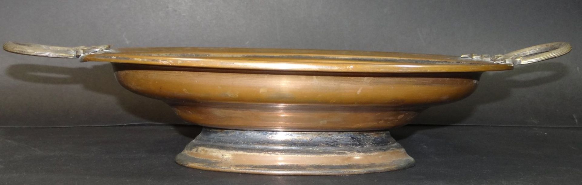 ovale Kupfer-Henkelschale auf Stand, H-8 cm, 29x22 cm- - -22.61 % buyer's premium on the hammer - Bild 2 aus 4
