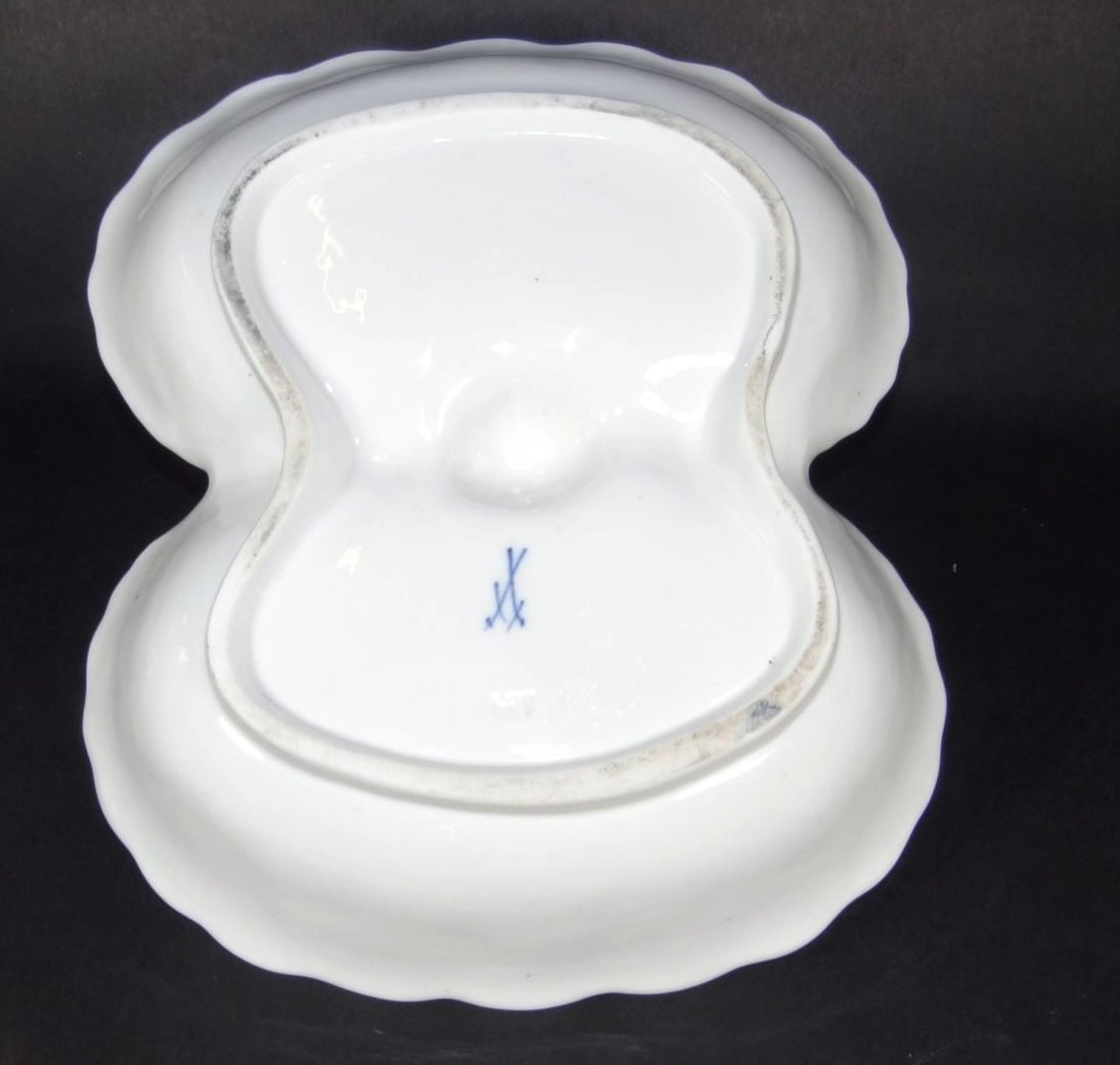 zweipassige Anbietschale "Meissen" weiss, , Henkel geklebt, H-8 cm, 19x22 cm, 19.Jhd.- - -22.61 % - Bild 4 aus 6