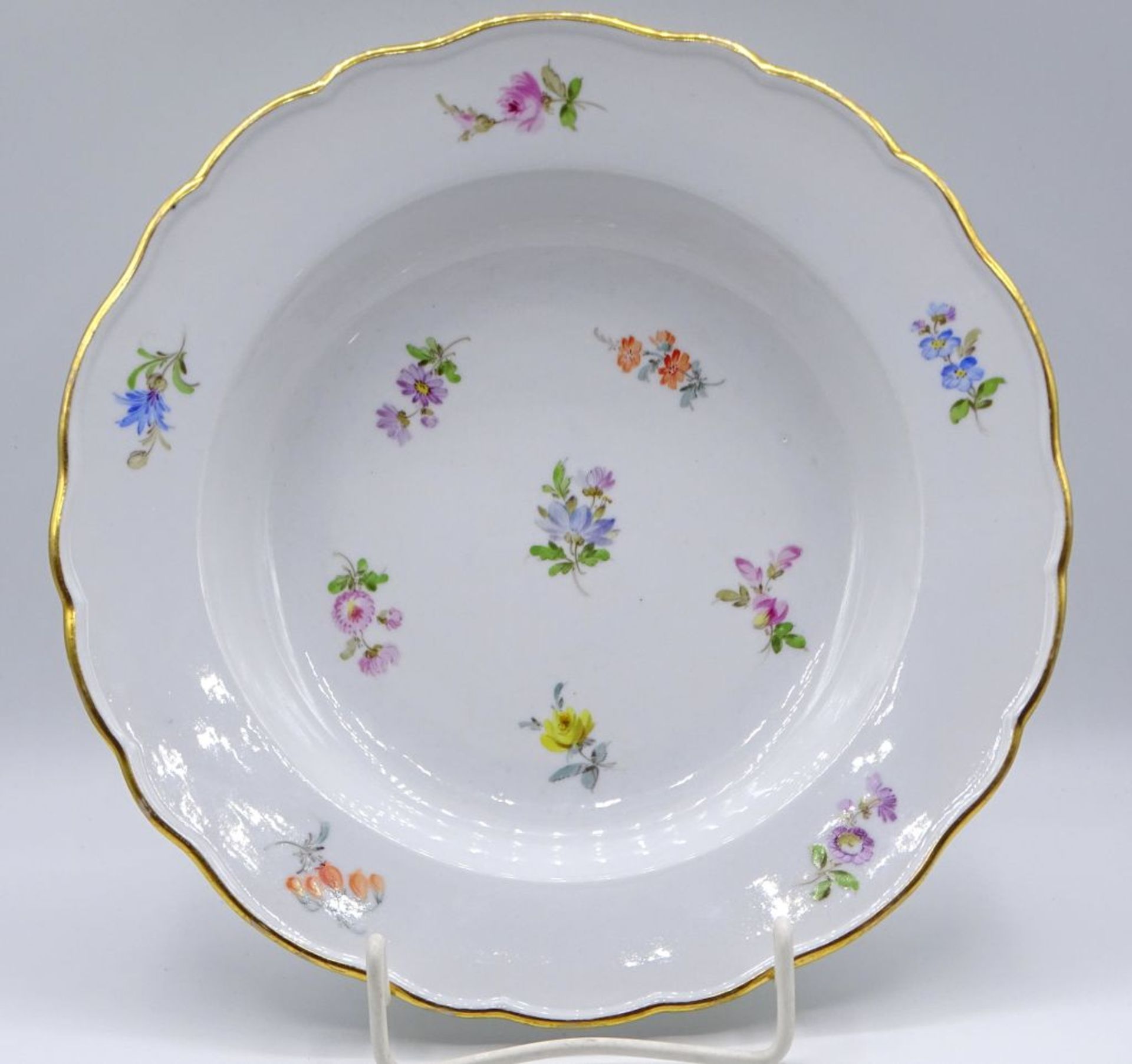 Tiefer Teller von "Meissen",Schwertermarke,1.Wahl,Streublumen Dekor,H-5,0cm, d-23,0cm- - -22.61 %