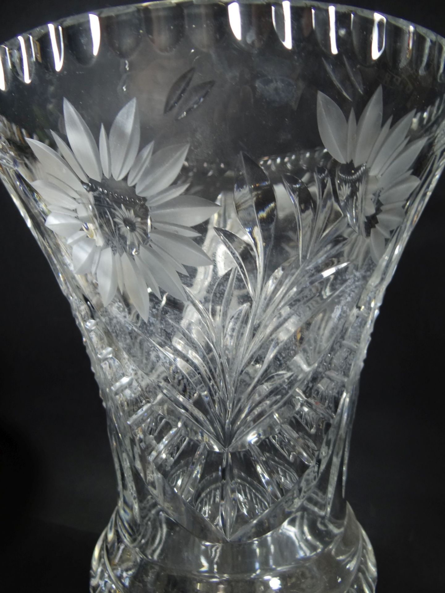 grosse Kristall-Vase auf Stand, Blumenschliff,, H-31 cm, D-20 cm- - -22.61 % buyer's premium on - Bild 4 aus 6