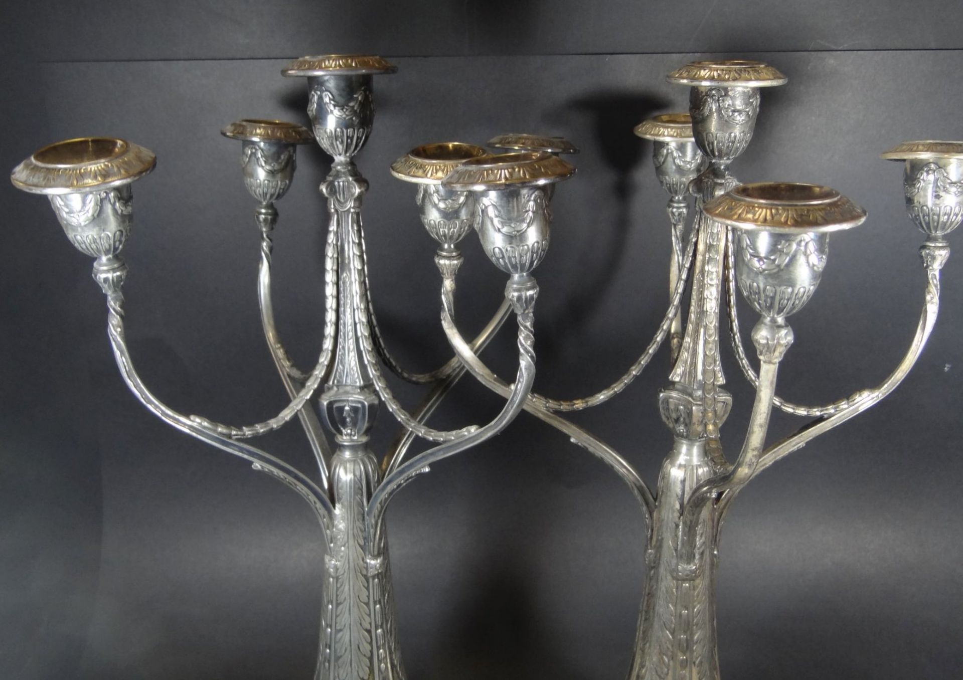 Paar hohe Jugendstil-Leuchter, Silberzinn, je 5-flammig, 1x Mitteltülle geklebt, gemarkt CLD (wohl - Bild 3 aus 6