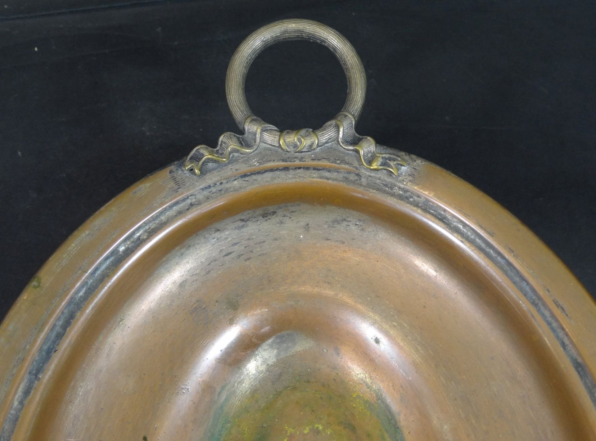 ovale Kupfer-Henkelschale auf Stand, H-8 cm, 29x22 cm- - -22.61 % buyer's premium on the hammer - Bild 3 aus 4