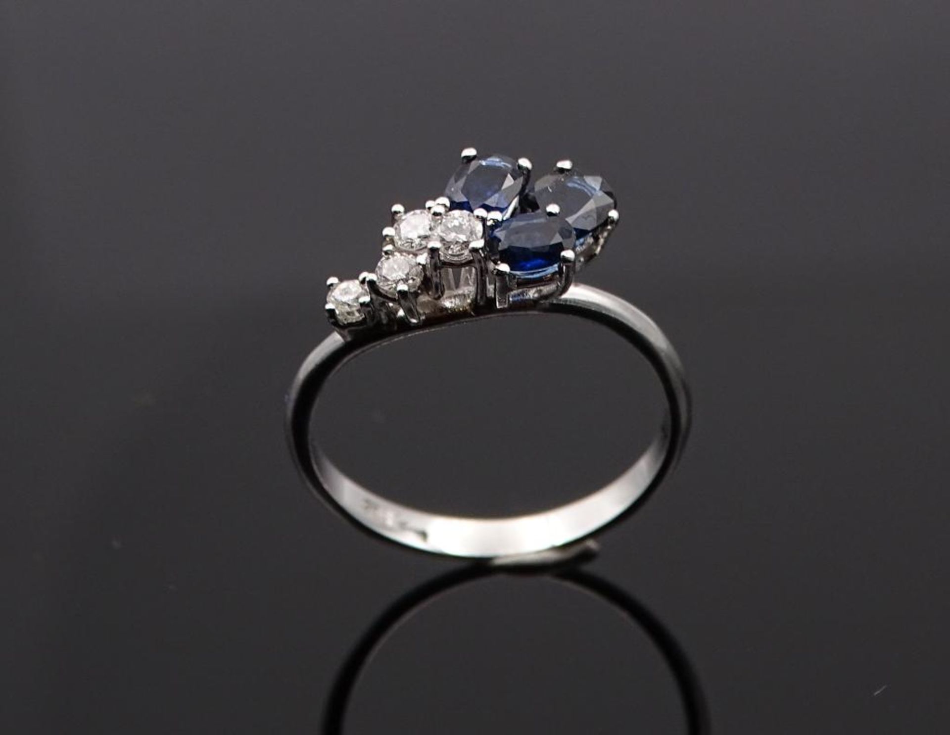 Schöner Saphir-Brillant Ring in 585er Weissgold, 4 Brillanten zus. 0,18ct., + 3 Saphire, inkl. - Bild 4 aus 10