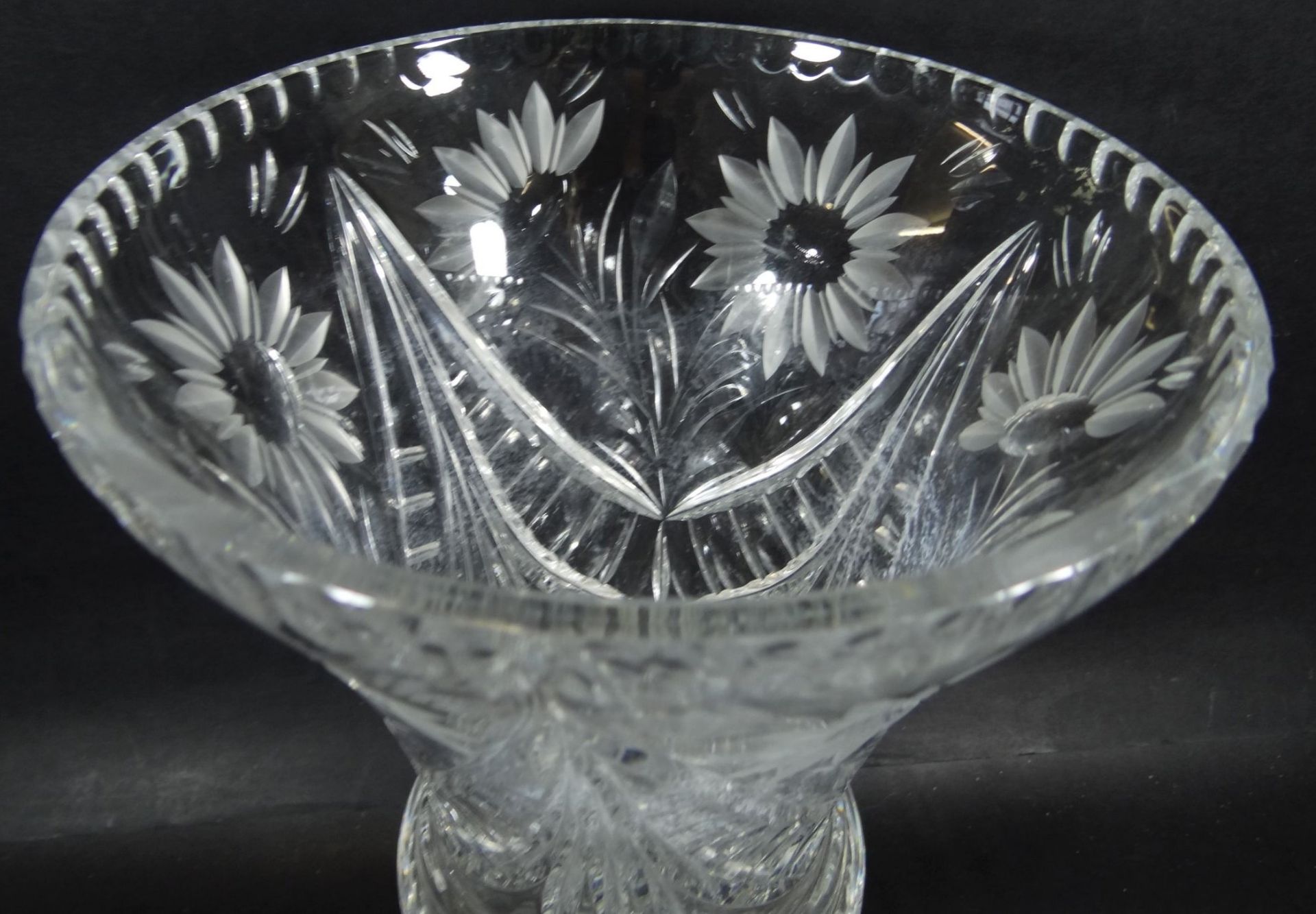 grosse Kristall-Vase auf Stand, Blumenschliff,, H-31 cm, D-20 cm- - -22.61 % buyer's premium on - Bild 2 aus 6