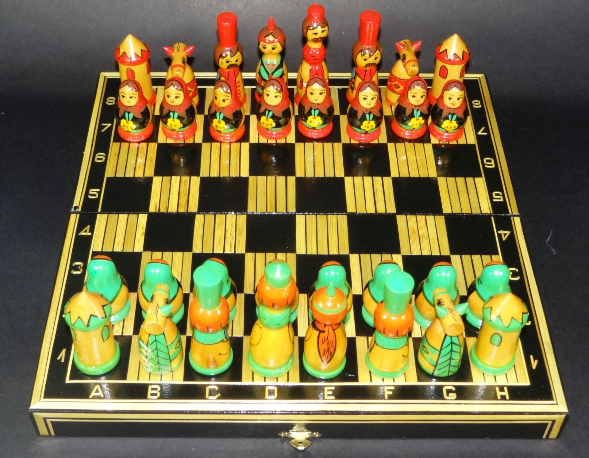 russisches Schach mit 32 Babuschka-Figuren, kompl., ein kl. Ohr fehlt, H-König 8 cm,- - -22.61 % - Bild 5 aus 5