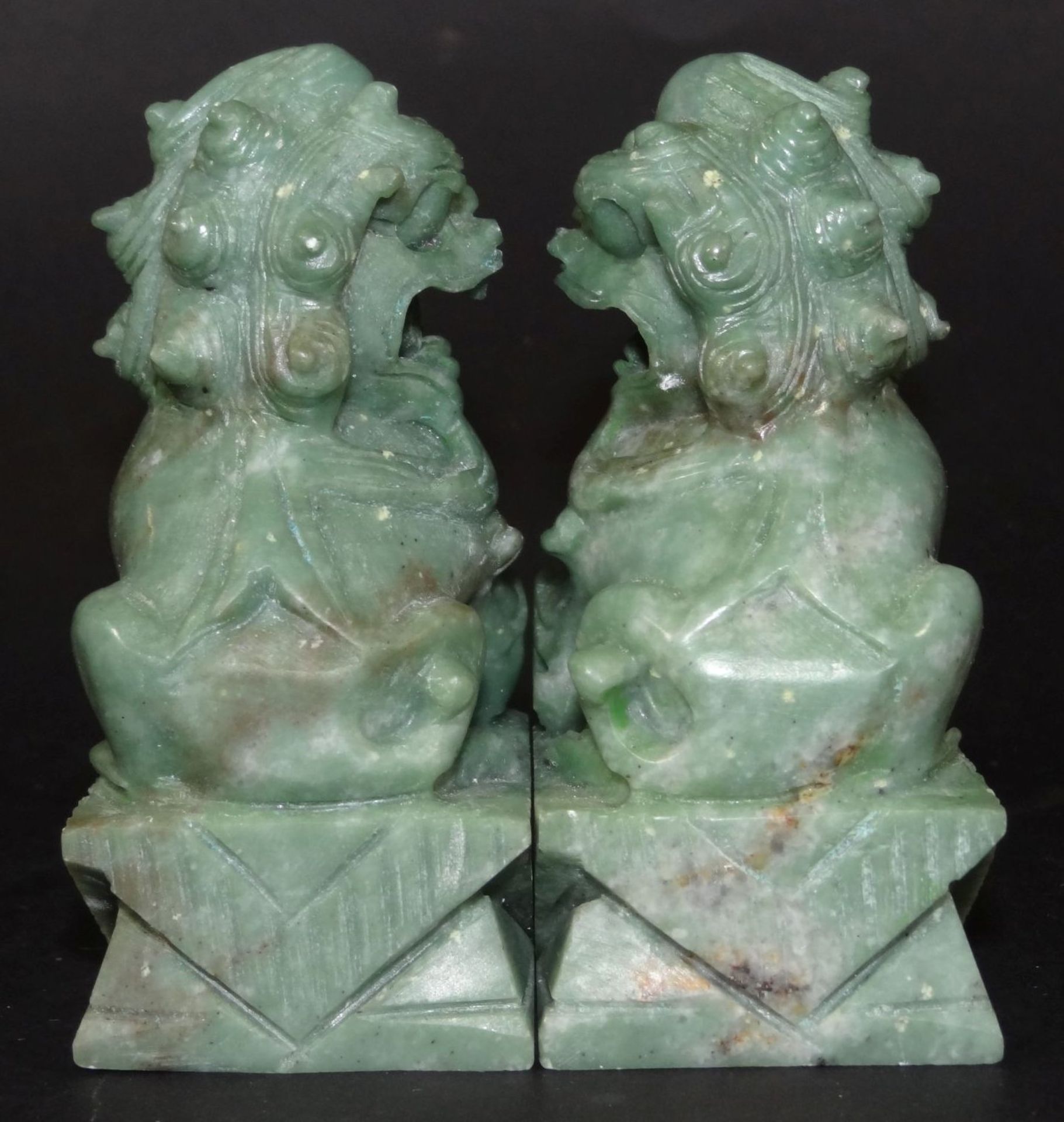 Paar Fu-Hunde, geschnitzt wohl aus Speckstein?, China, H-11 cm- - -22.61 % buyer's premium on the - Bild 2 aus 6