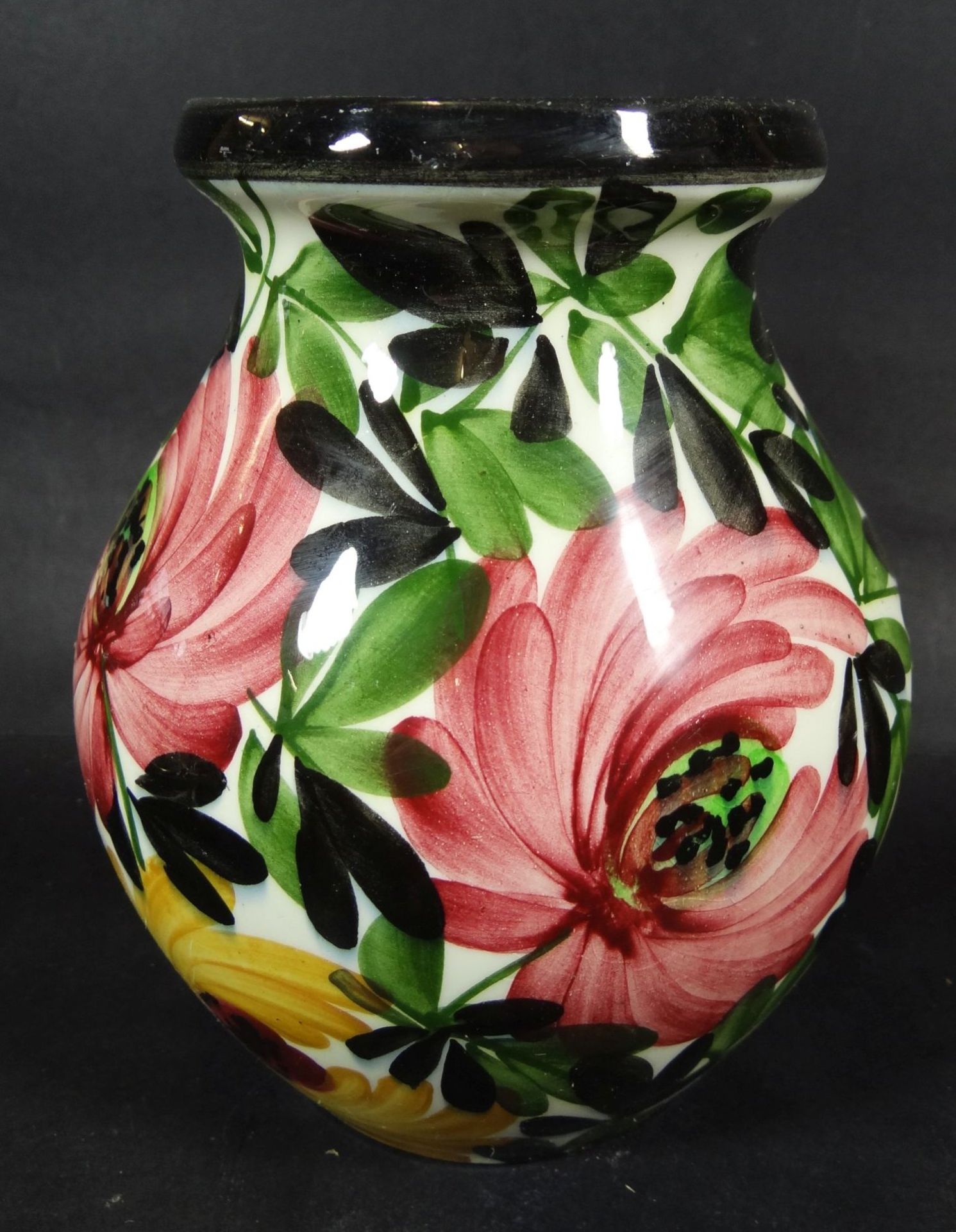 Vase mit Blumenmalerei "Elmshorn" Handmalerei, H-17 cm- - -22.61 % buyer's premium on the hammer