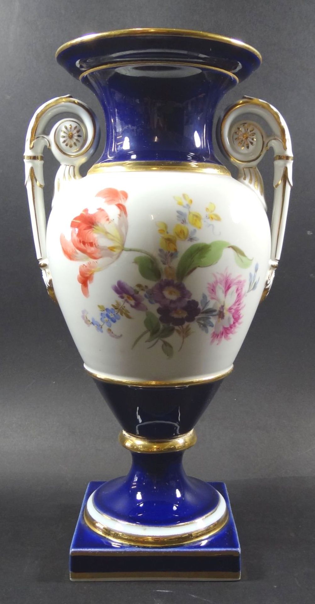 grosse Henkelvase "Meissen" Kobalt/Gold und Blumenmalerei, H-28 cm, Schwertermarke 1.Wahl- - -22. - Bild 2 aus 6