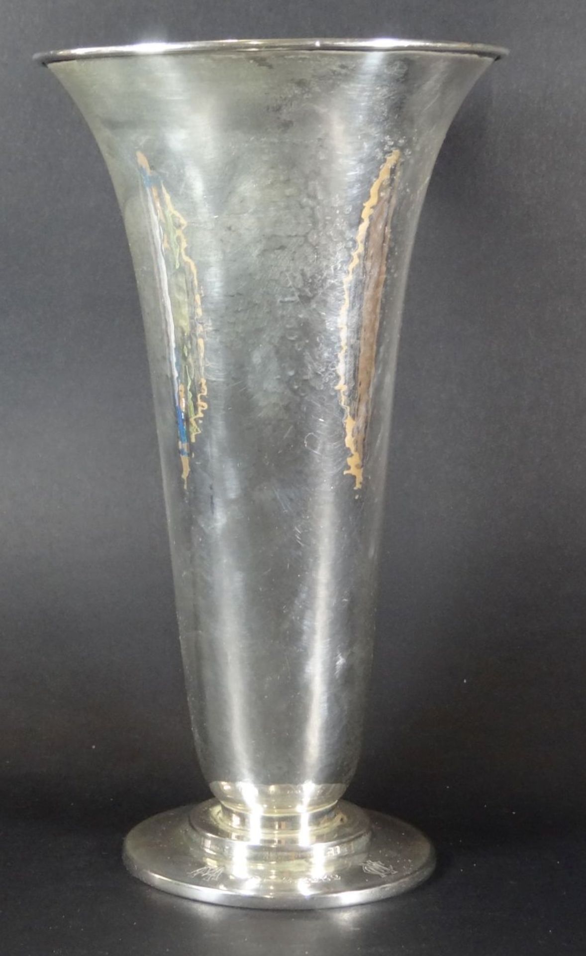 hohe Silbervase-835-, Hammerschlagdekor, auf Stand Monogramm datiert 21.12.1932, H-25,5 cm, 353