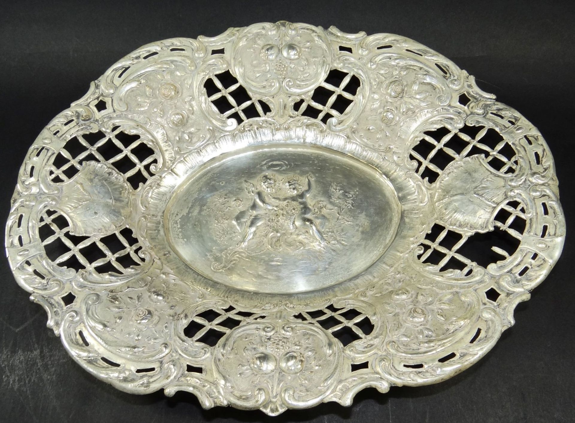 ovale Brotschale, Silber, wohl Hanau um 1900, Durchbruchrand, eine Strebe gebrochen, Stückfehlt, H-