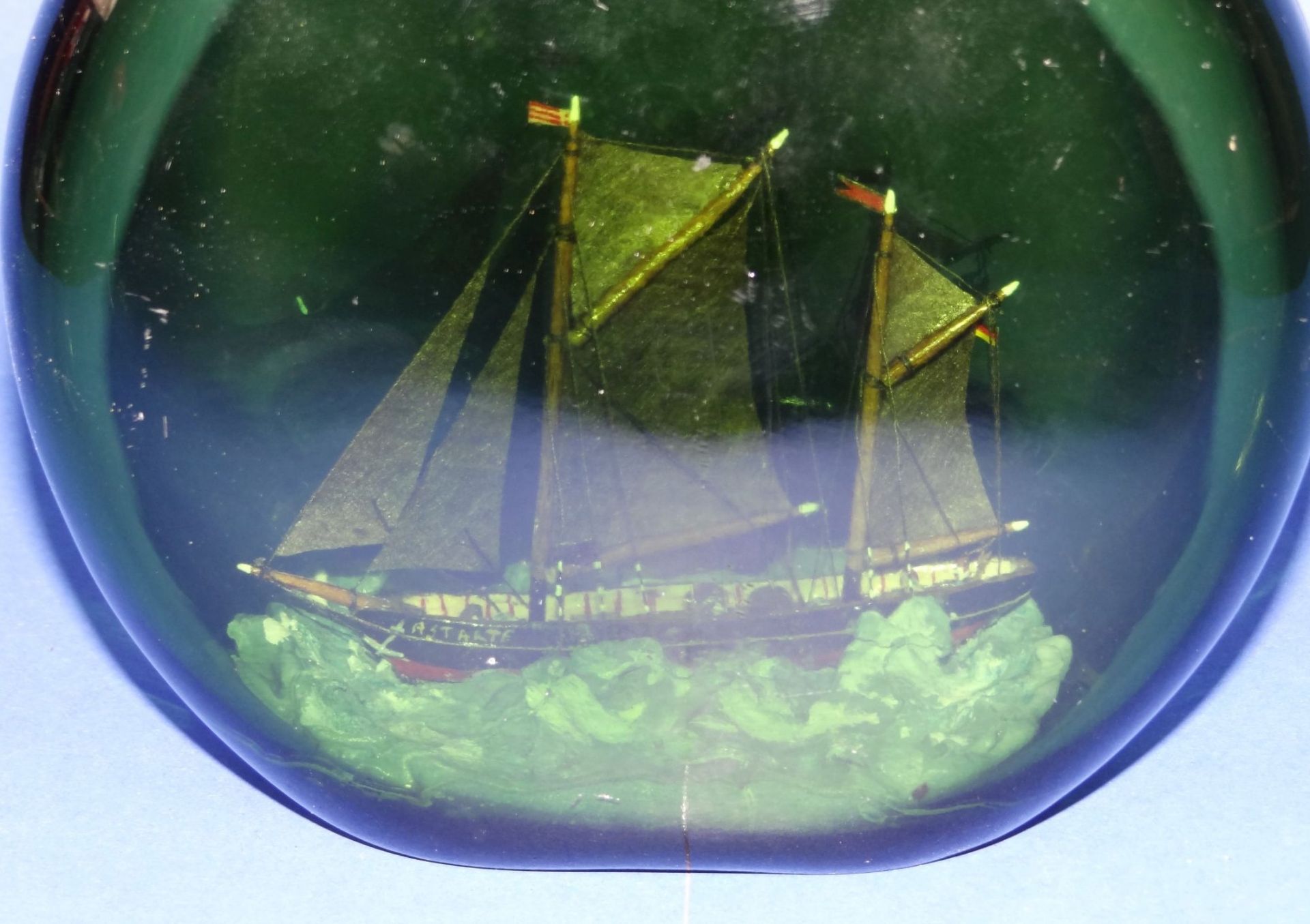 grüne Boxbeutelflasche mit Segelschiff "Astarte", H-21 c- - -22.61 % buyer's premium on the hammer - Bild 4 aus 6