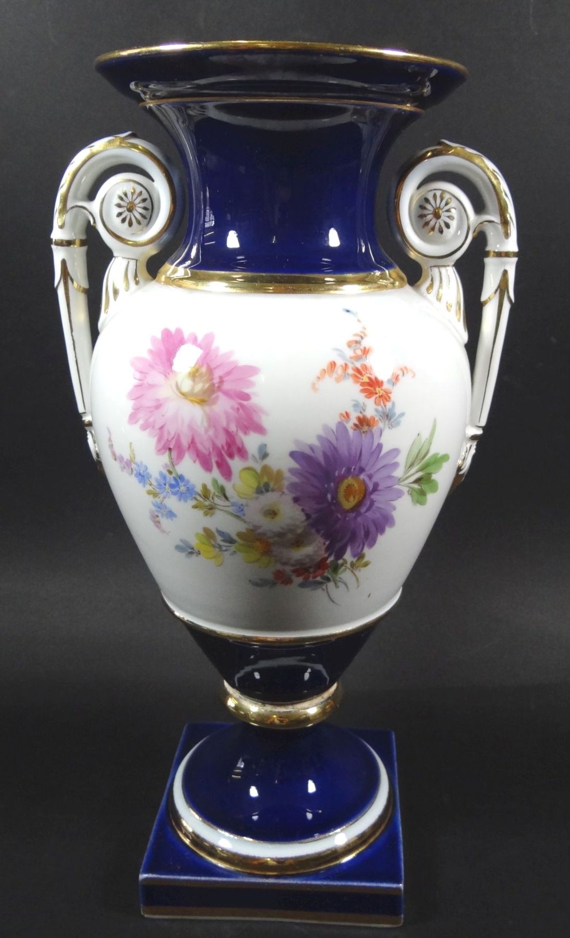 grosse Henkelvase "Meissen" Kobalt/Gold und Blumenmalerei, H-28 cm, Schwertermarke 1.Wahl- - -22. - Bild 3 aus 6