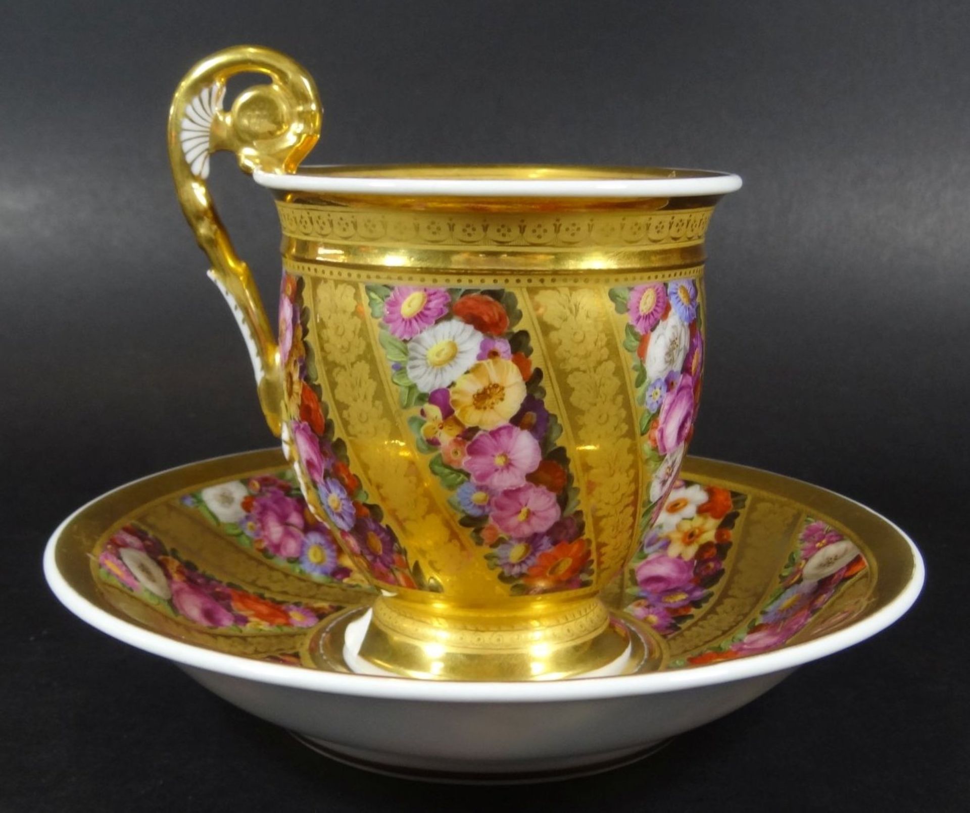 grosse Tasse mit U.T. um 1840, Goldstaffage und feine , gut erhalten Blumenmalerei, H-12 cm, D-17 - Bild 3 aus 10