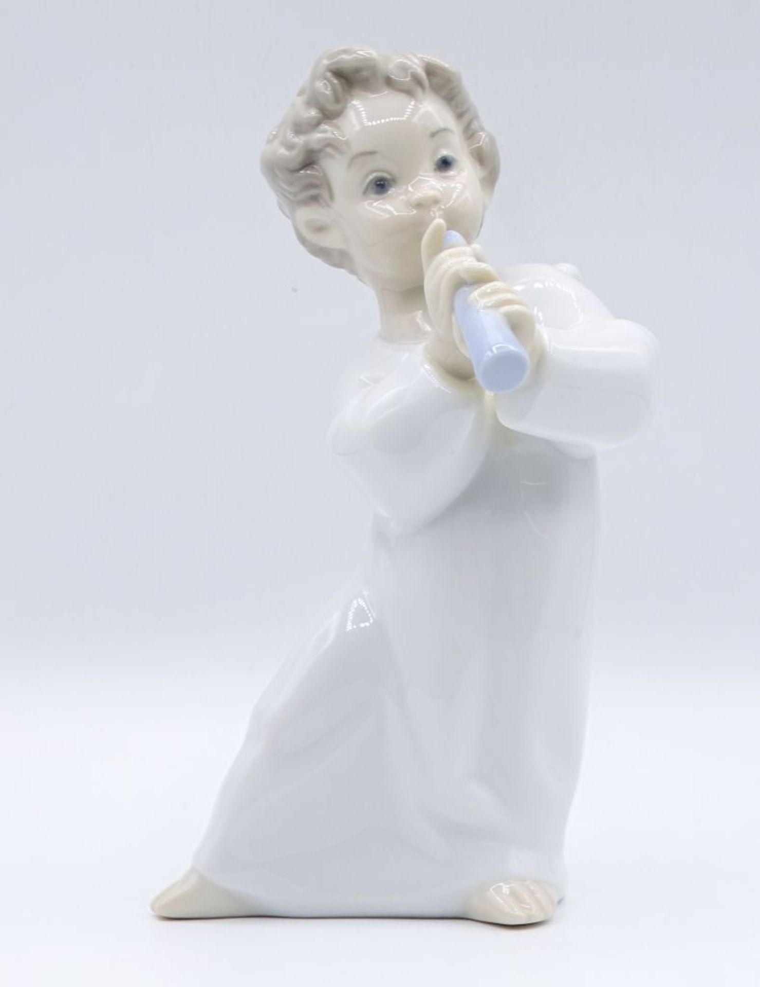 Engel mit Flöte, "Lladro",Spanien, 4540,im Boden gemarkt,H-1- - -22.61 % buyer's premium on the