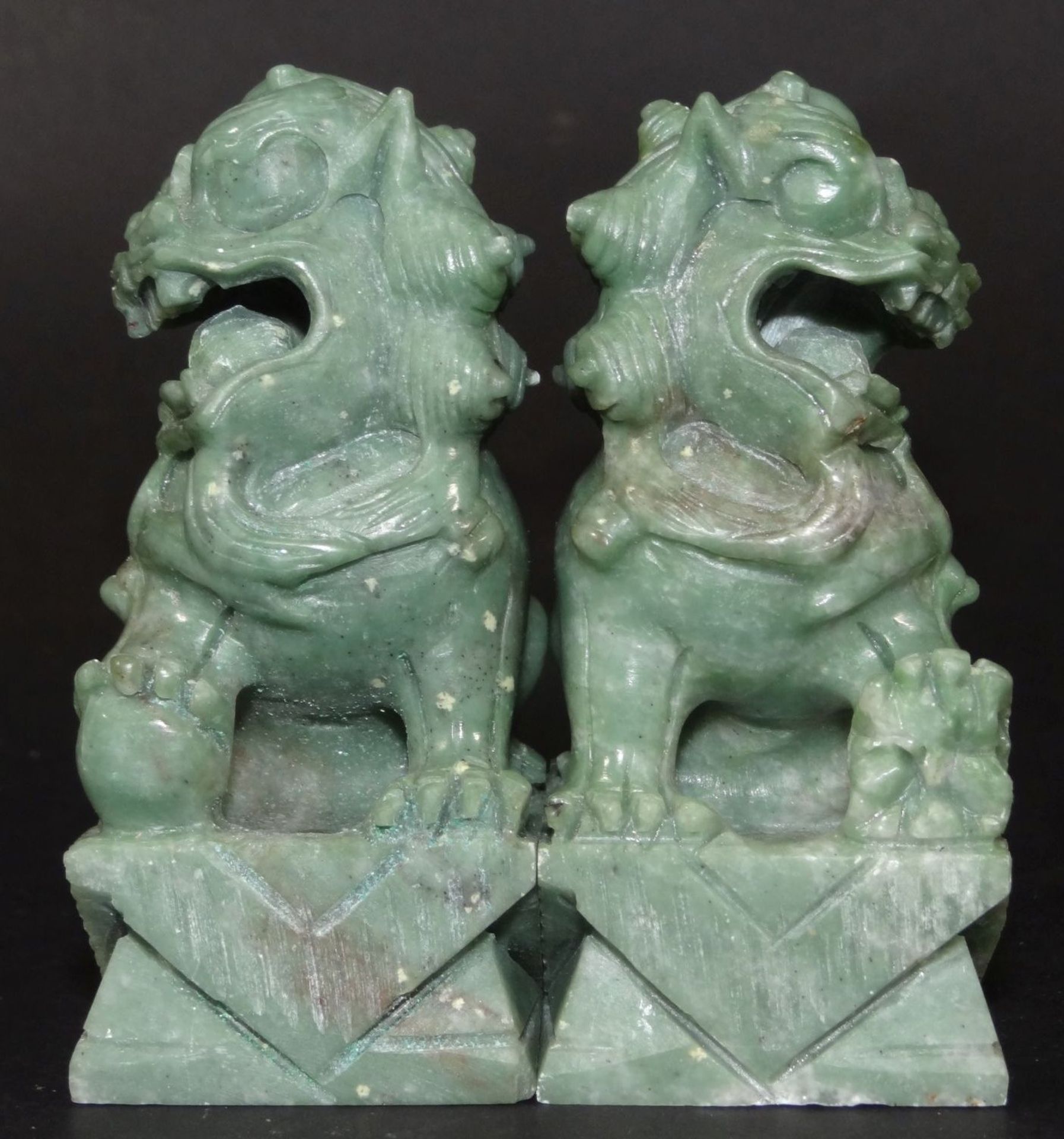 Paar Fu-Hunde, geschnitzt wohl aus Speckstein?, China, H-11 cm- - -22.61 % buyer's premium on the - Bild 4 aus 6