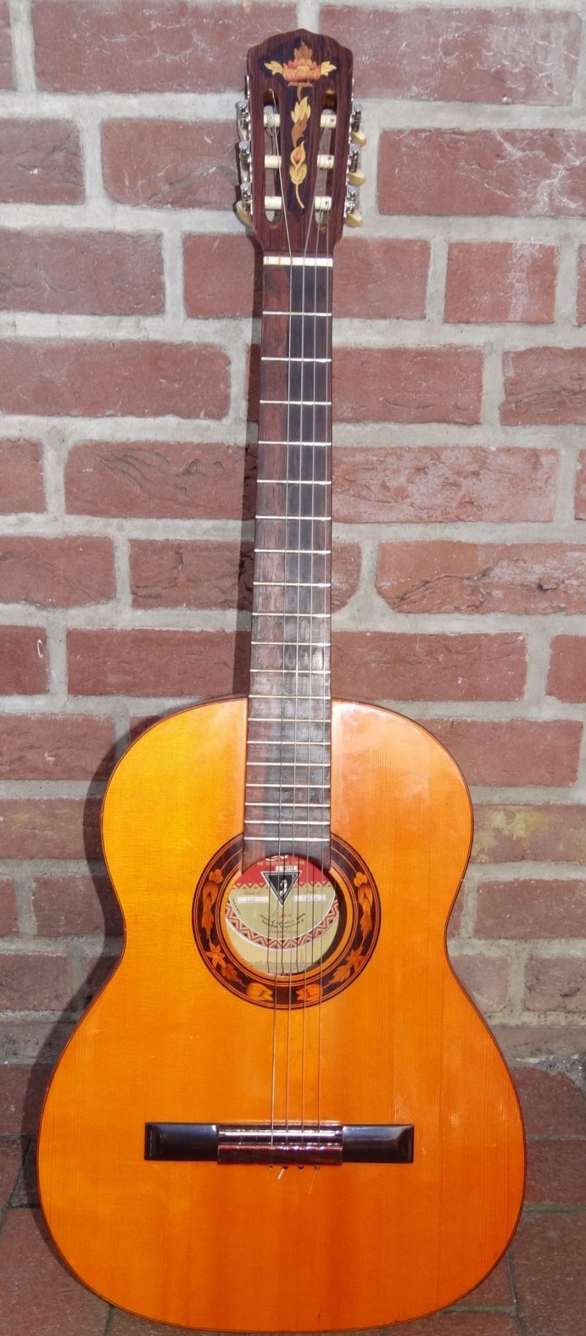 Klassische Konzertgitarre "Som Dhouro-Bahia", gut erhalten, L-99 cm- - -22.61 % buyer's premium on