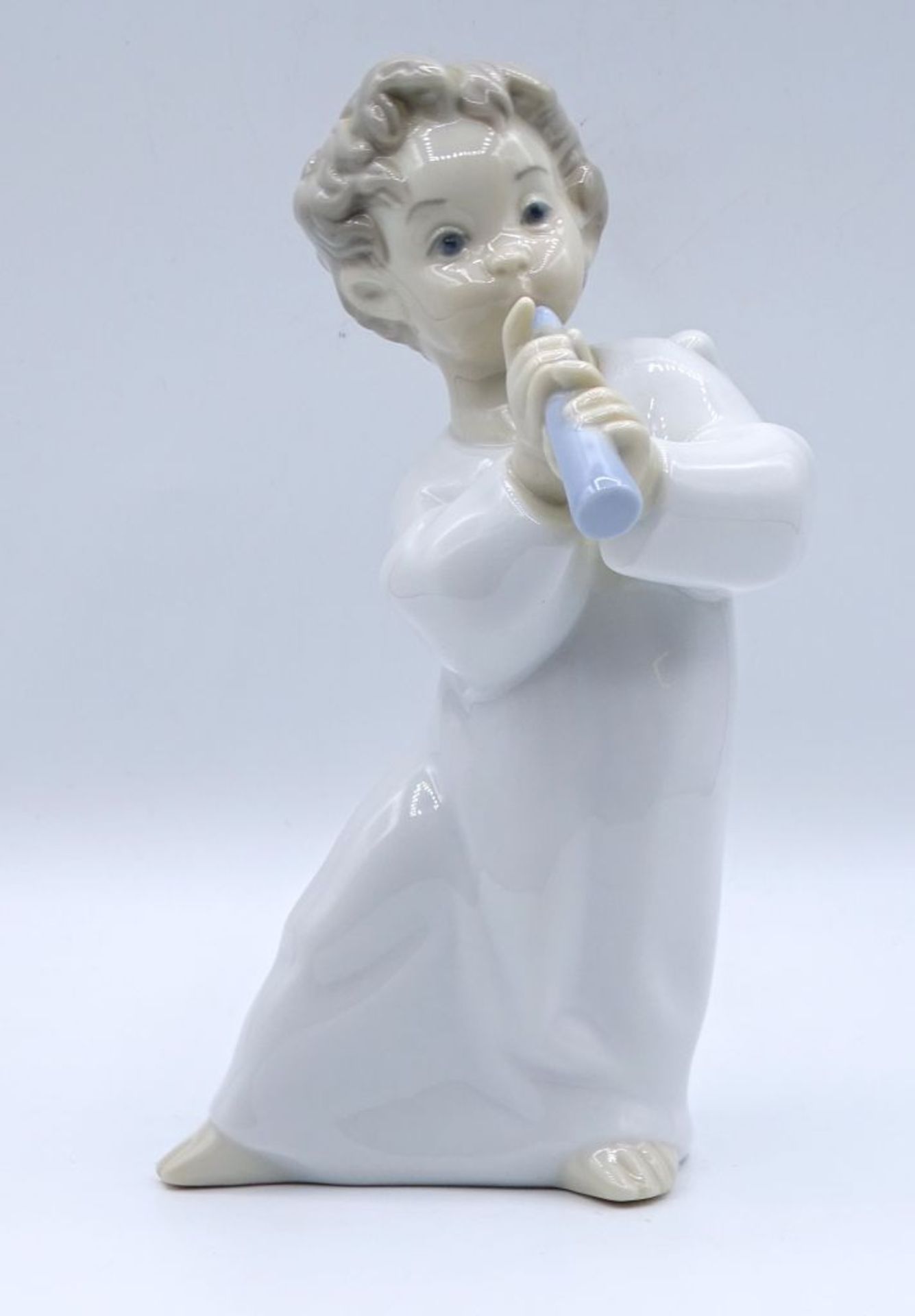 Engel mit Flöte, "Lladro",Spanien, 4540,im Boden gemarkt,H-1- - -22.61 % buyer's premium on the - Bild 2 aus 5