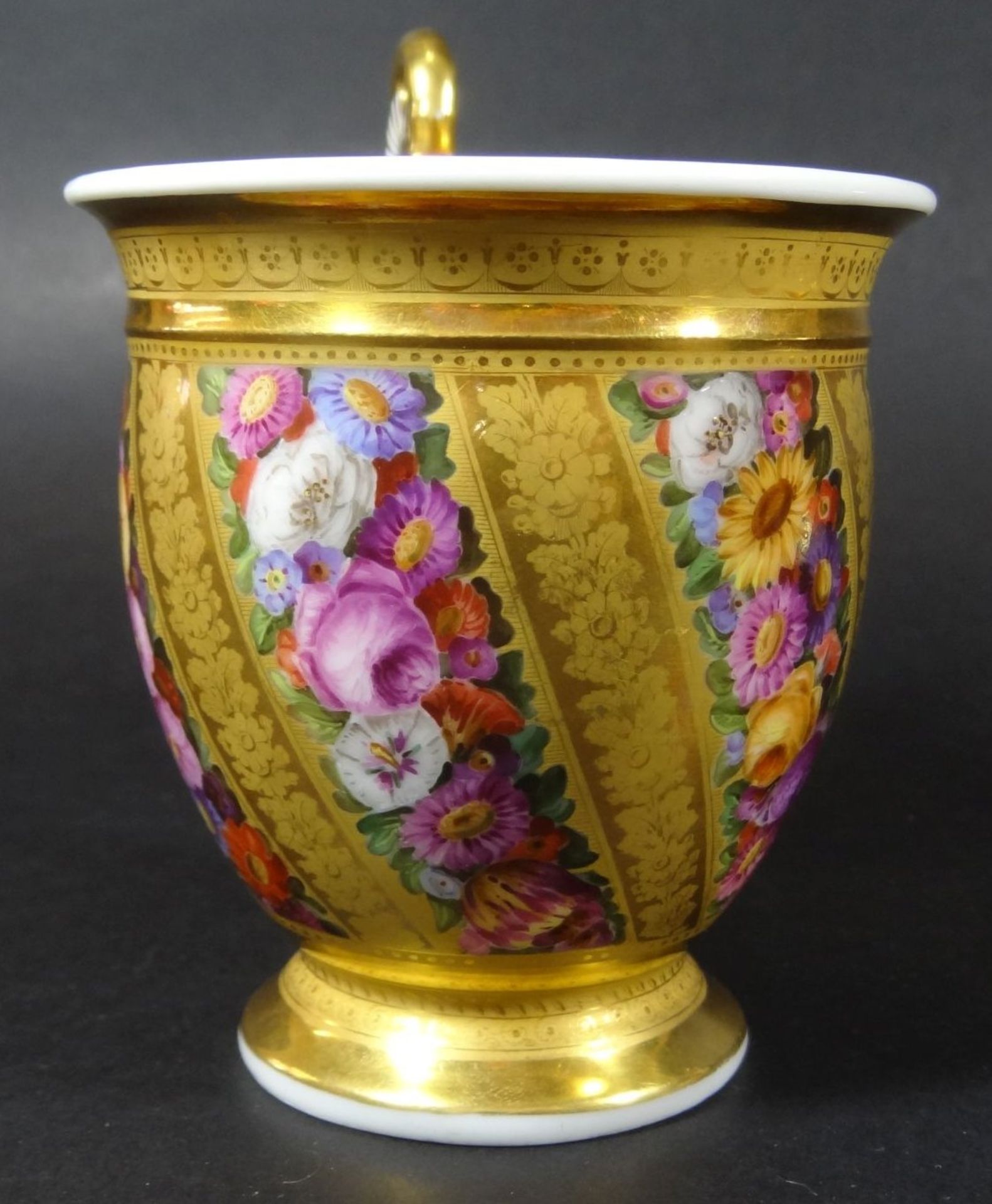 grosse Tasse mit U.T. um 1840, Goldstaffage und feine , gut erhalten Blumenmalerei, H-12 cm, D-17 - Bild 5 aus 10