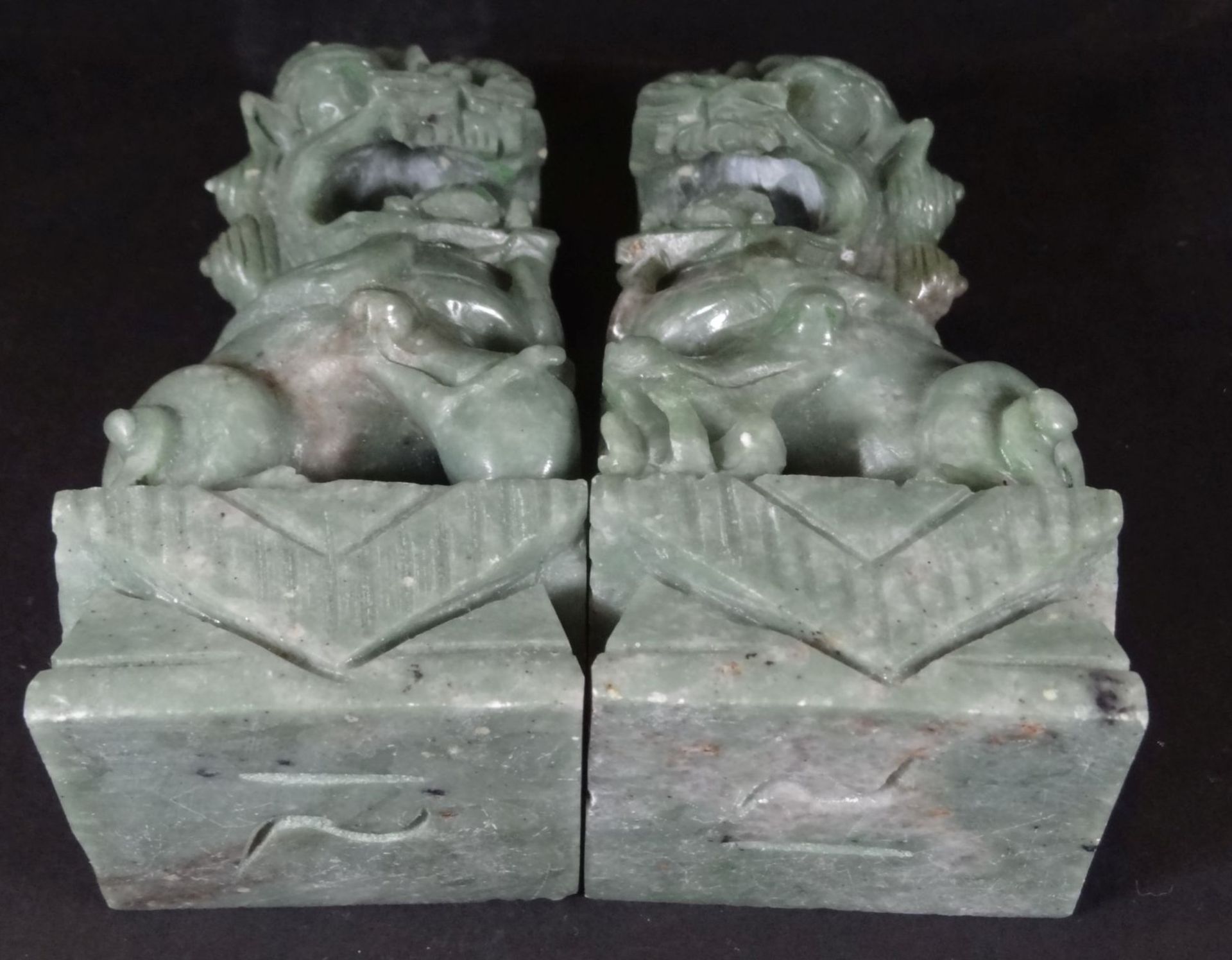 Paar Fu-Hunde, geschnitzt wohl aus Speckstein?, China, H-11 cm- - -22.61 % buyer's premium on the - Bild 5 aus 6
