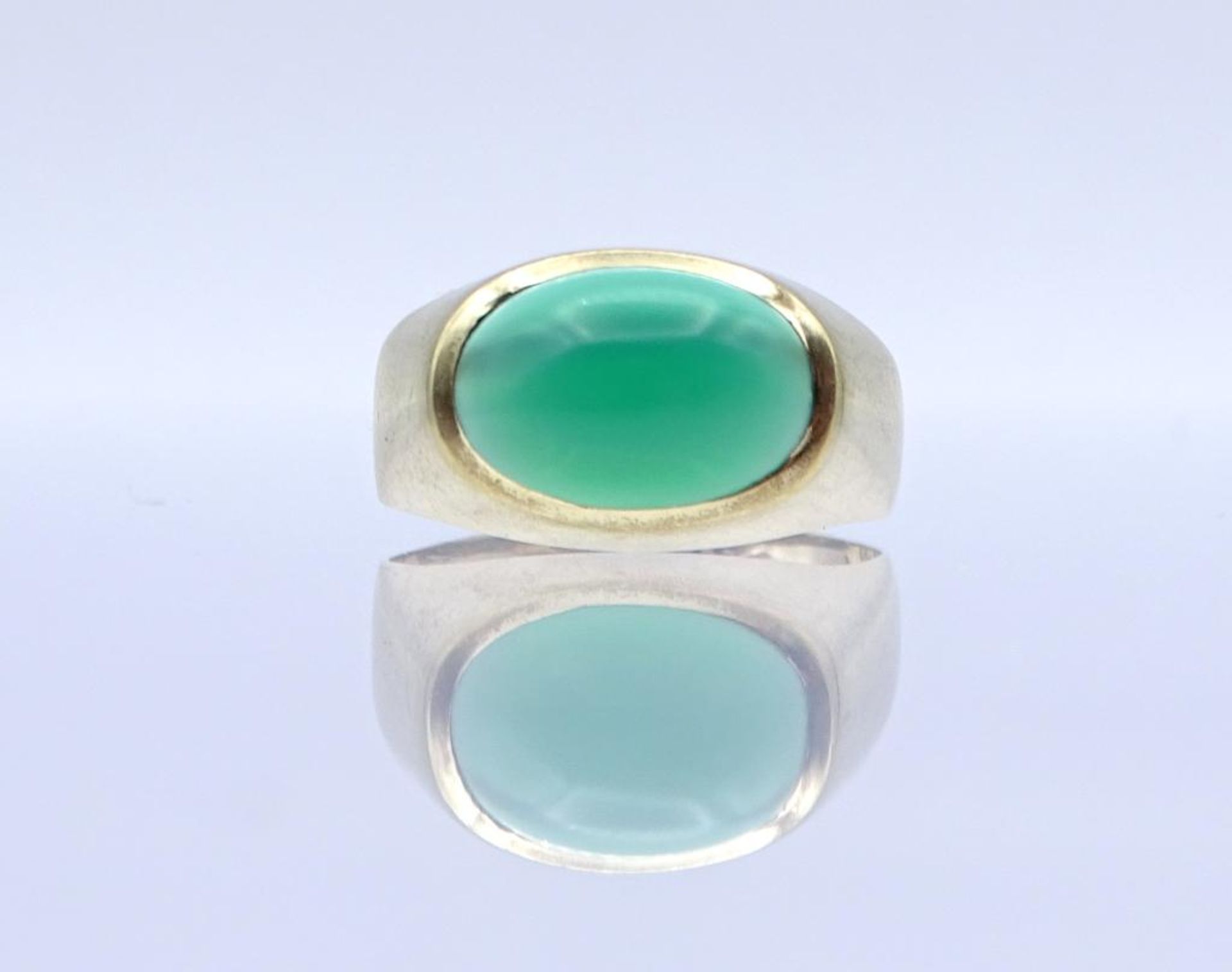 Goldring GG 333/000 mit einen Chrysopras? Cabochon, 2,2gr., RG 53- - -22.61 % buyer's premium on the - Bild 2 aus 3