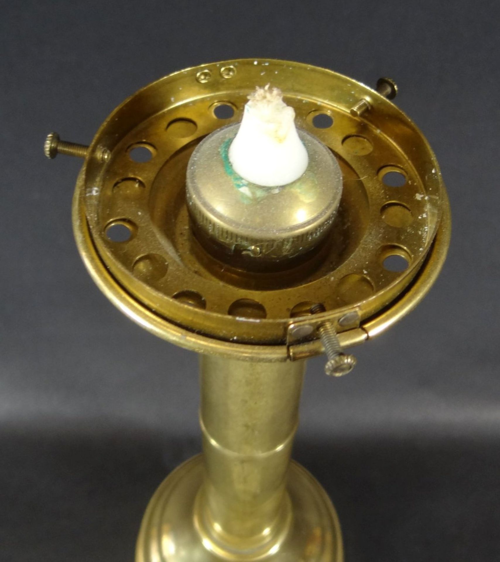 schwerer Messing-Kerzenhalter mit Glaskuppel, H-38 cm- - -22.61 % buyer's premium on the hammer - Bild 6 aus 6